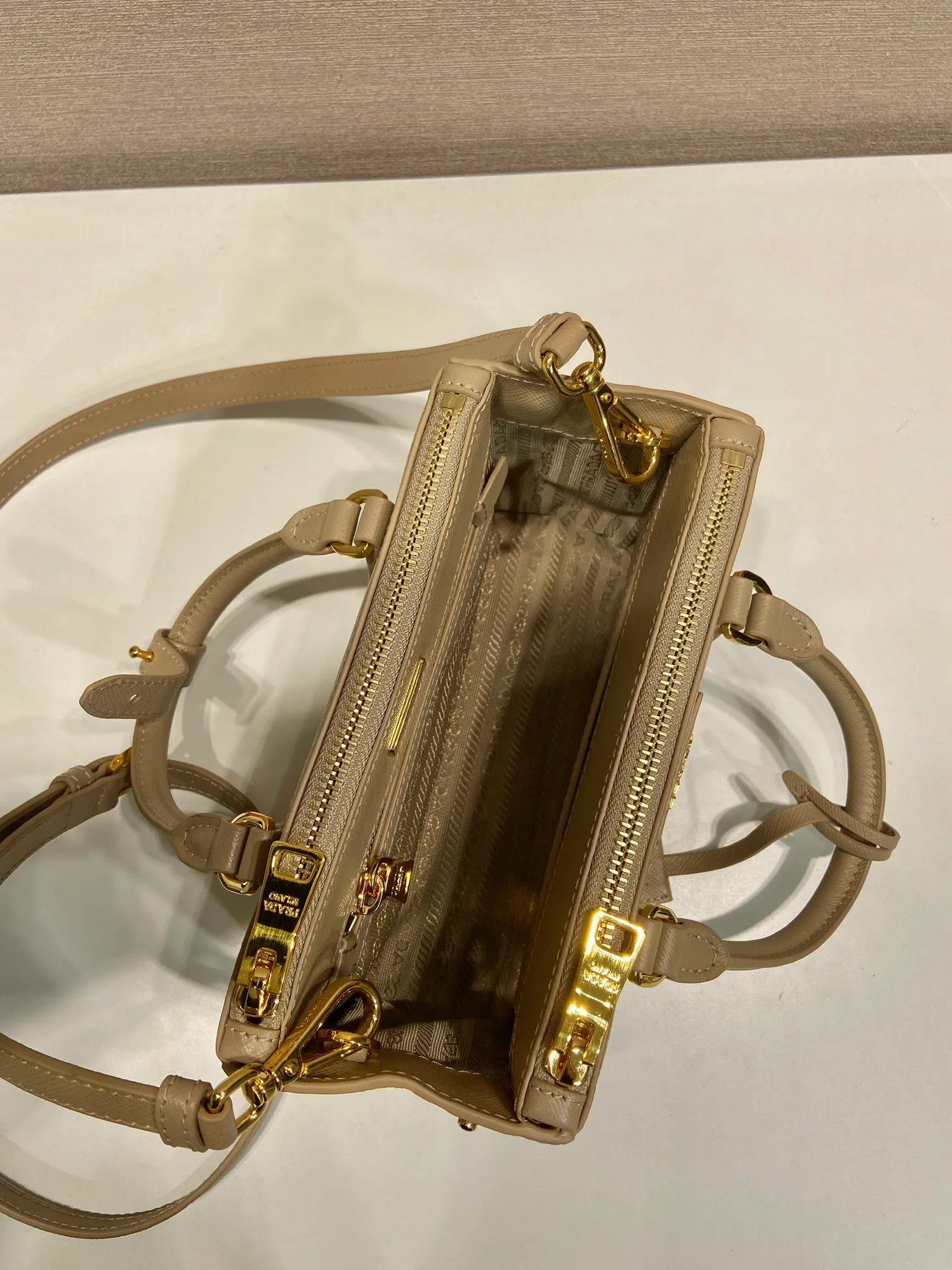 💰1700🎉mini killer🎉1BA916 new product🎉🎉 This Galleria handbag is made of iconic Saffiano leather, equipped with a detachable shoulder strap and top-grade brushed hardware👍👍. It is a chic interpretation of classic and timeless elegance. For beauties in the current era of fashionable small bags. It’s worth owning, it can be used easily for girls’ daily travel📱💄🚗🔑, it has a large capacity, is beautiful and practical🙊🙊It is a bag that will never go out of style whenever you use it😘😘Hurry up and get it👏👏 Length 21x Height 12.5x Bottom 8.5cm