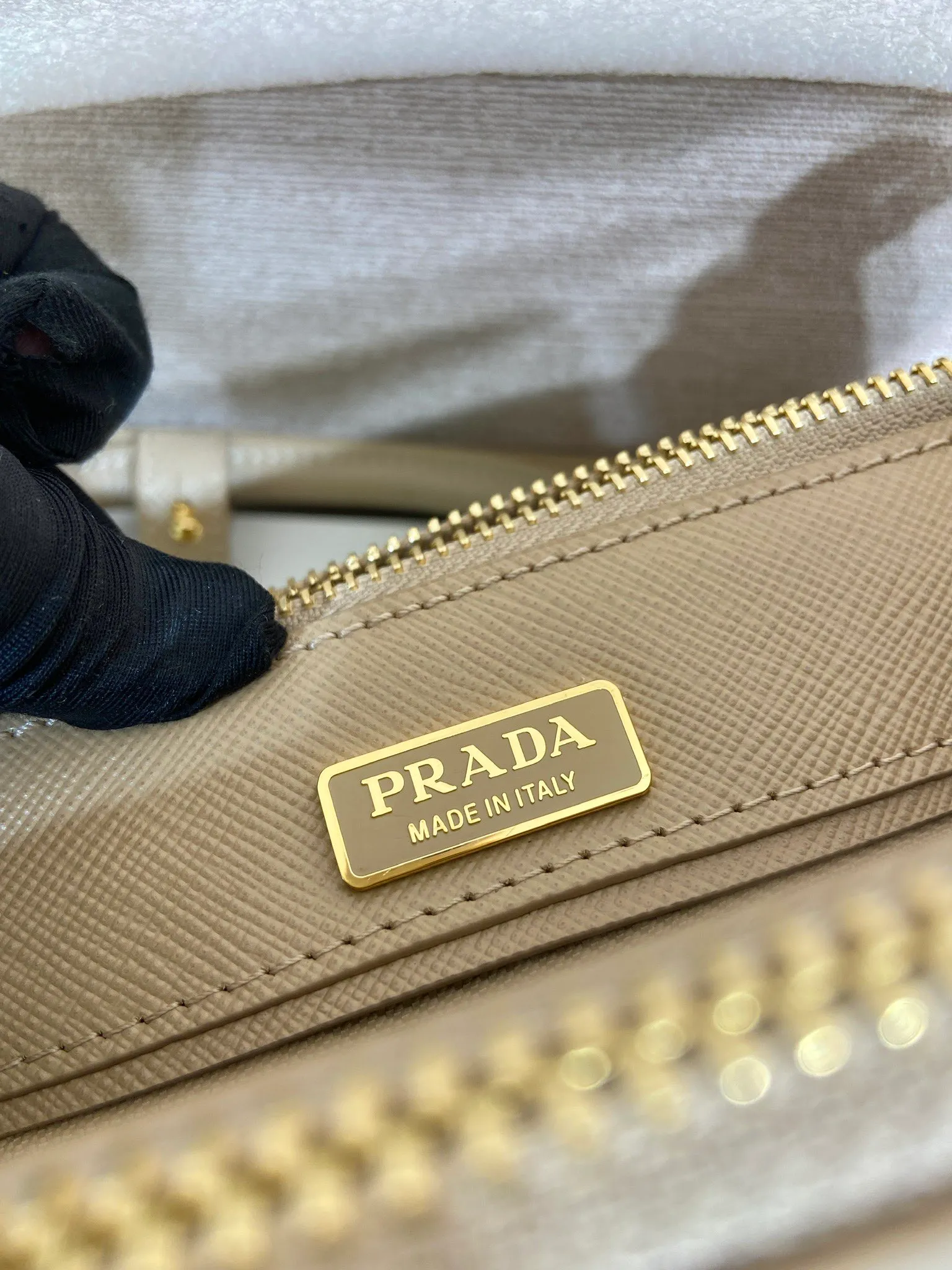 💰1700🎉mini killer🎉1BA916 new product🎉🎉 This Galleria handbag is made of iconic Saffiano leather, equipped with a detachable shoulder strap and top-grade brushed hardware👍👍. It is a chic interpretation of classic and timeless elegance. For beauties in the current era of fashionable small bags. It’s worth owning, it can be used easily for girls’ daily travel📱💄🚗🔑, it has a large capacity, is beautiful and practical🙊🙊It is a bag that will never go out of style whenever you use it😘😘Hurry up and get it👏👏 Length 21x Height 12.5x Bottom 8.5cm