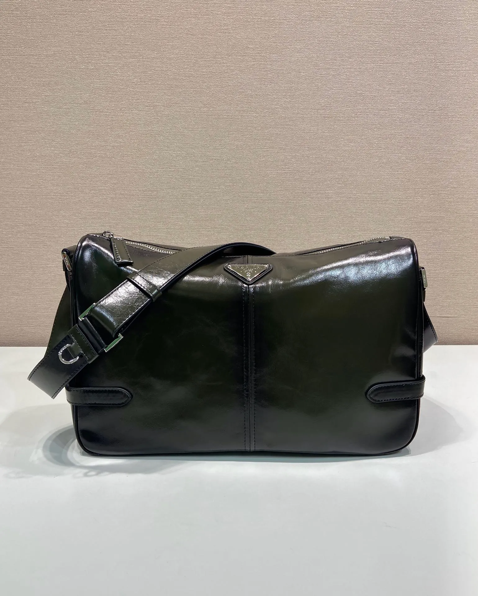 💰1700🎉New oil wax leather🎉2VH187 messenger bag🎉🎉 This shoulder bag is carefully made of soft and aged lustrous oil wax leather. It has a smooth and simple silhouette with exquisite details and is decorated with a unique triangle logo. It is fashionable and versatile. Adjustable leather shoulder strap, another popular style that will never go out of style🎉🎉Handsome guys, hurry up and get it🎉🎉 Length 35x Height 22x Bottom 12cm🎉🎉🎉👏👏👏