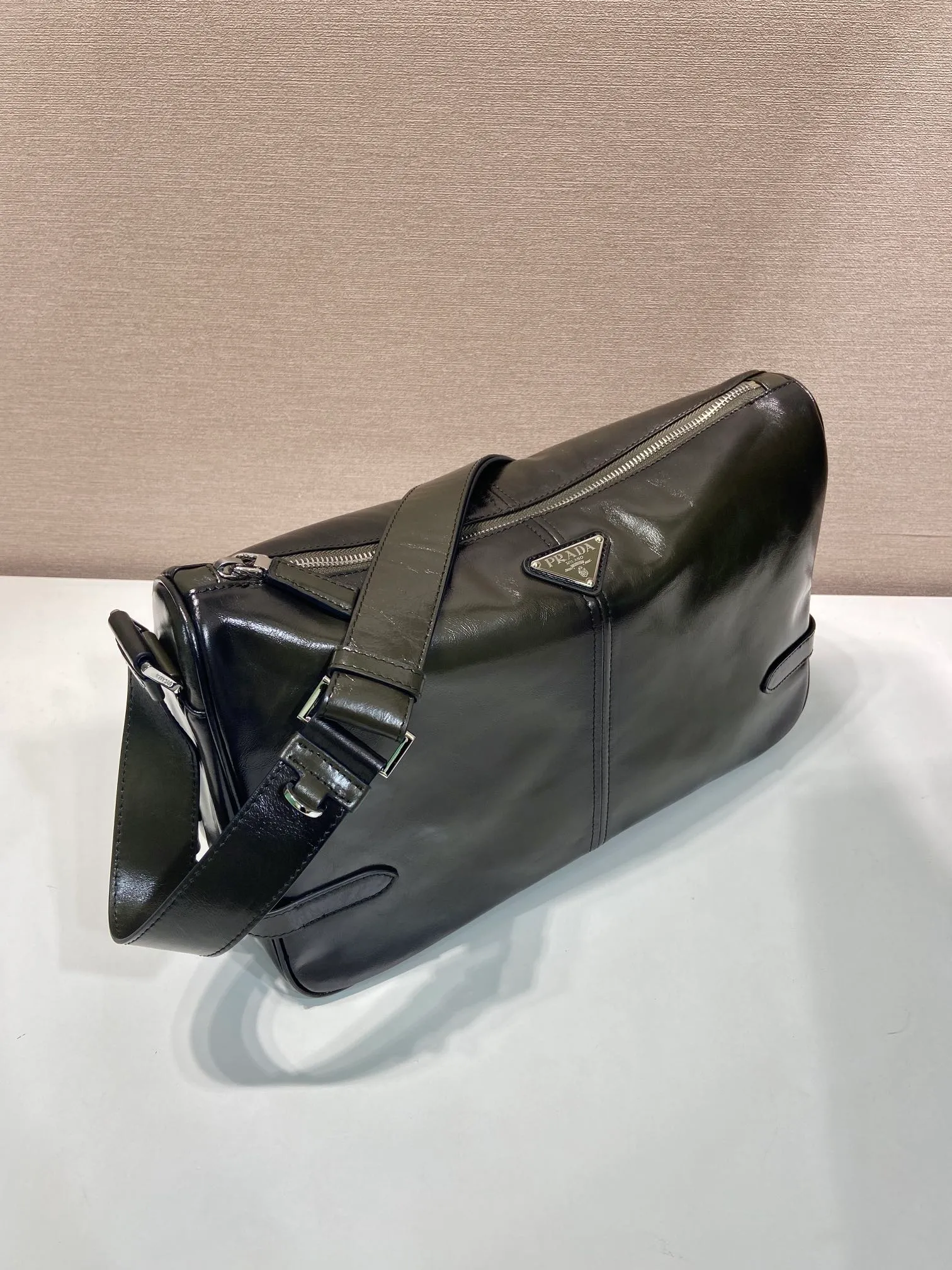💰1700🎉New oil wax leather🎉2VH187 messenger bag🎉🎉 This shoulder bag is carefully made of soft and aged lustrous oil wax leather. It has a smooth and simple silhouette with exquisite details and is decorated with a unique triangle logo. It is fashionable and versatile. Adjustable leather shoulder strap, another popular style that will never go out of style🎉🎉Handsome guys, hurry up and get it🎉🎉 Length 35x Height 22x Bottom 12cm🎉🎉🎉👏👏👏