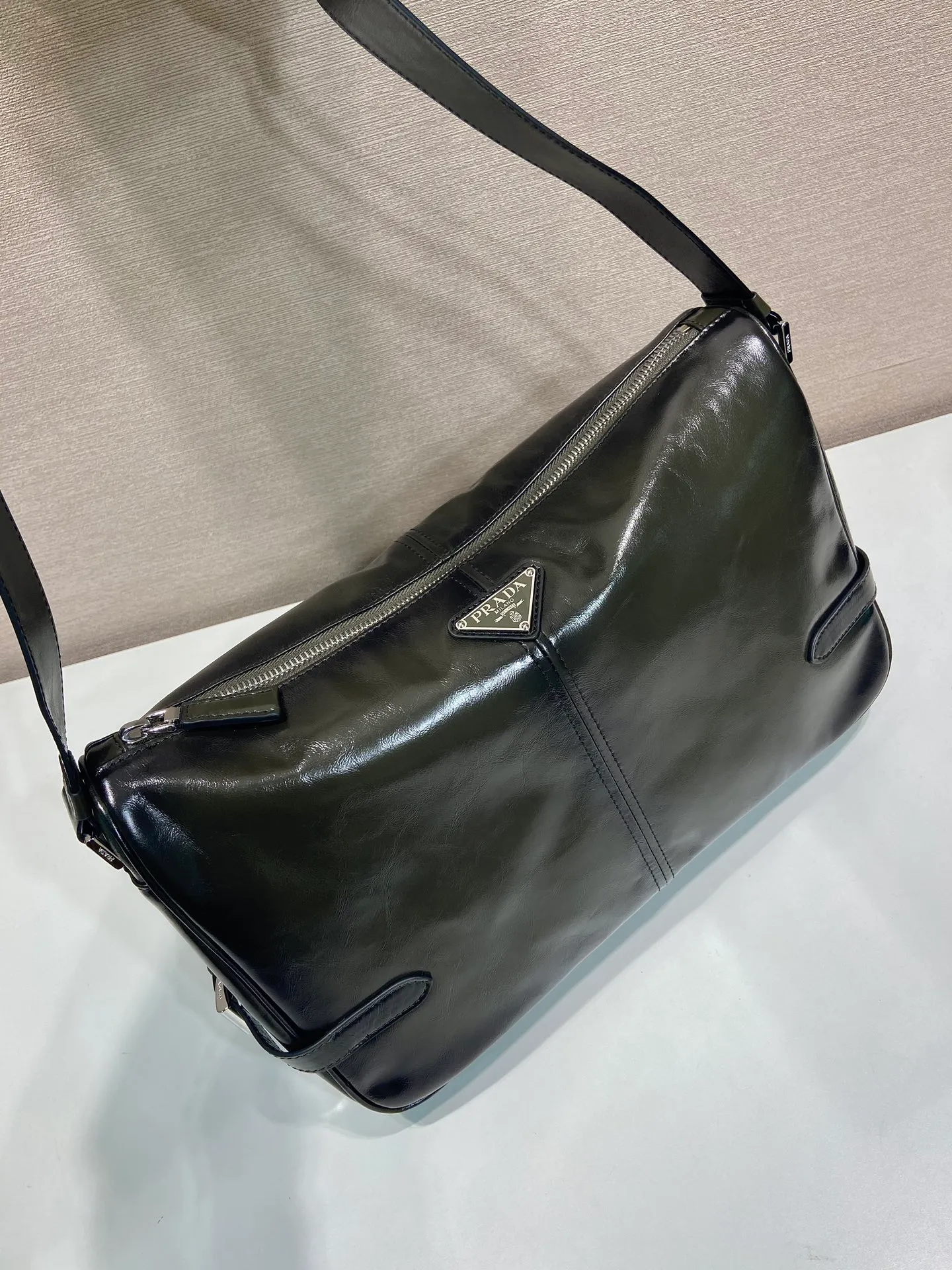 💰1700🎉New oil wax leather🎉2VH187 messenger bag🎉🎉 This shoulder bag is carefully made of soft and aged lustrous oil wax leather. It has a smooth and simple silhouette with exquisite details and is decorated with a unique triangle logo. It is fashionable and versatile. Adjustable leather shoulder strap, another popular style that will never go out of style🎉🎉Handsome guys, hurry up and get it🎉🎉 Length 35x Height 22x Bottom 12cm🎉🎉🎉👏👏👏