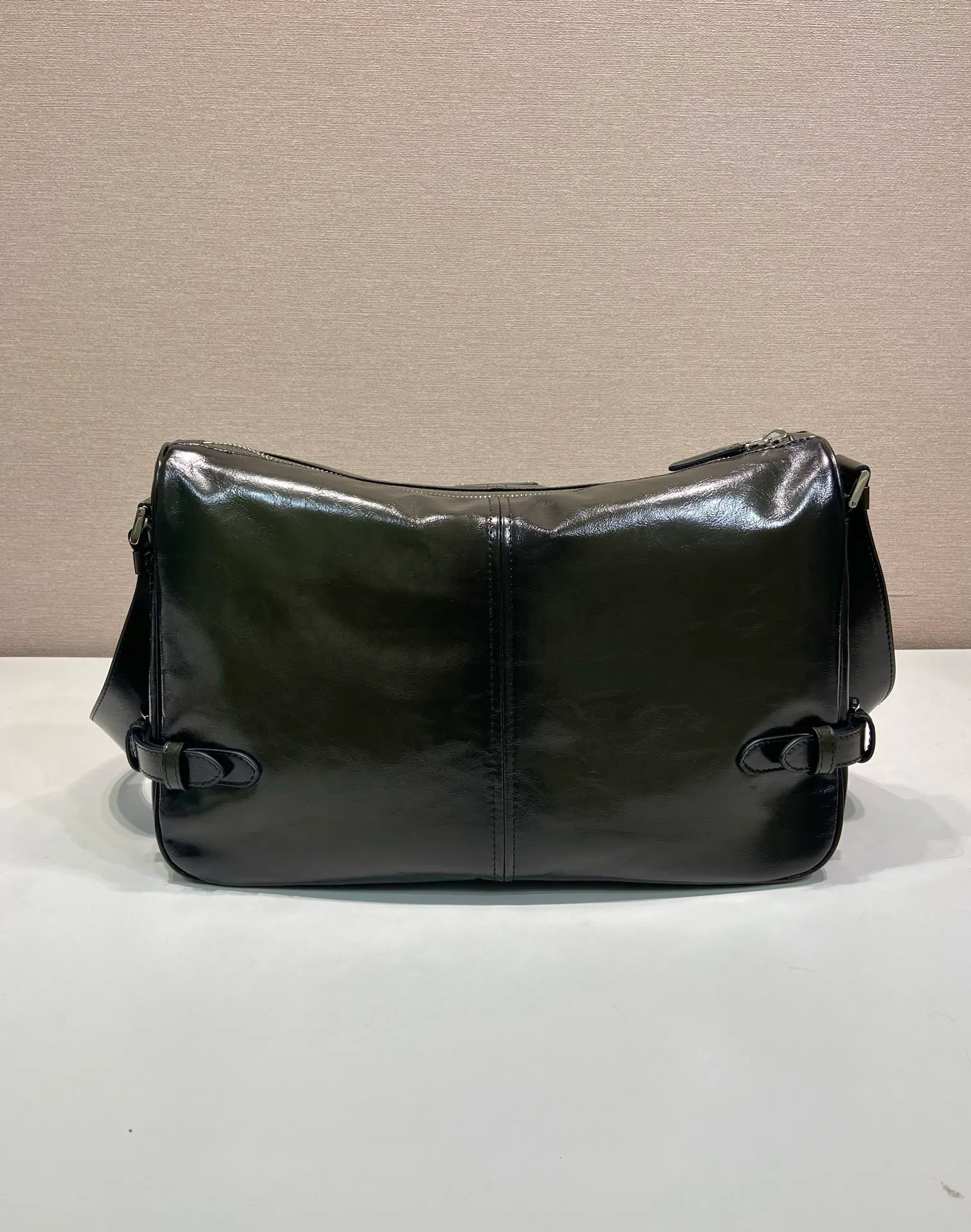💰1700🎉New oil wax leather🎉2VH187 messenger bag🎉🎉 This shoulder bag is carefully made of soft and aged lustrous oil wax leather. It has a smooth and simple silhouette with exquisite details and is decorated with a unique triangle logo. It is fashionable and versatile. Adjustable leather shoulder strap, another popular style that will never go out of style🎉🎉Handsome guys, hurry up and get it🎉🎉 Length 35x Height 22x Bottom 12cm🎉🎉🎉👏👏👏