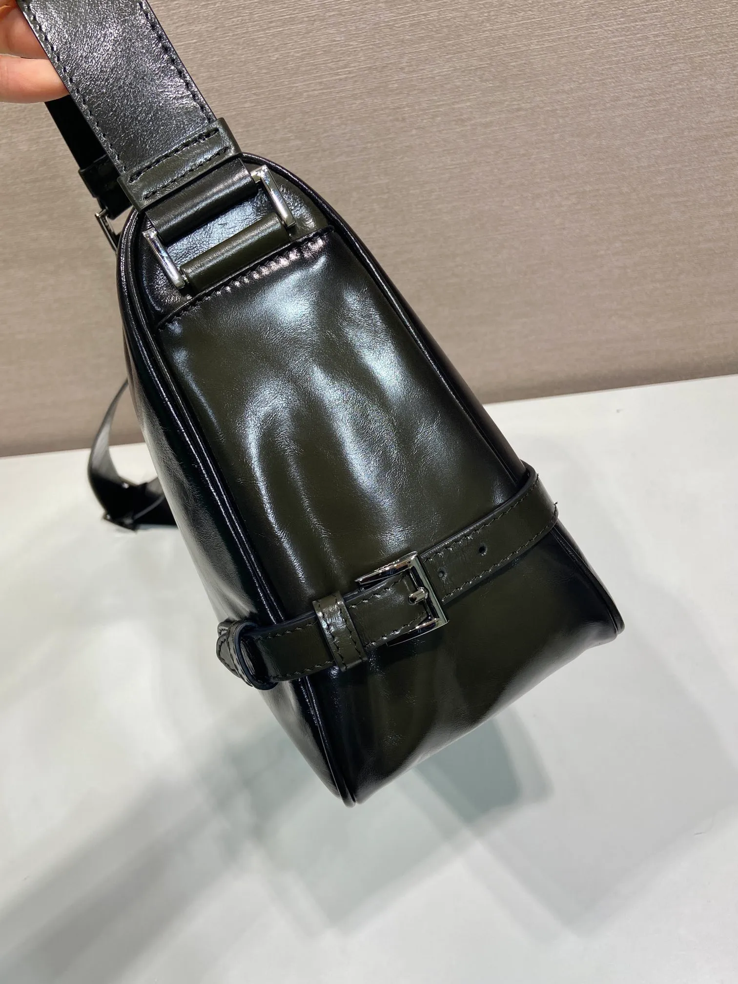 💰1700🎉New oil wax leather🎉2VH187 messenger bag🎉🎉 This shoulder bag is carefully made of soft and aged lustrous oil wax leather. It has a smooth and simple silhouette with exquisite details and is decorated with a unique triangle logo. It is fashionable and versatile. Adjustable leather shoulder strap, another popular style that will never go out of style🎉🎉Handsome guys, hurry up and get it🎉🎉 Length 35x Height 22x Bottom 12cm🎉🎉🎉👏👏👏