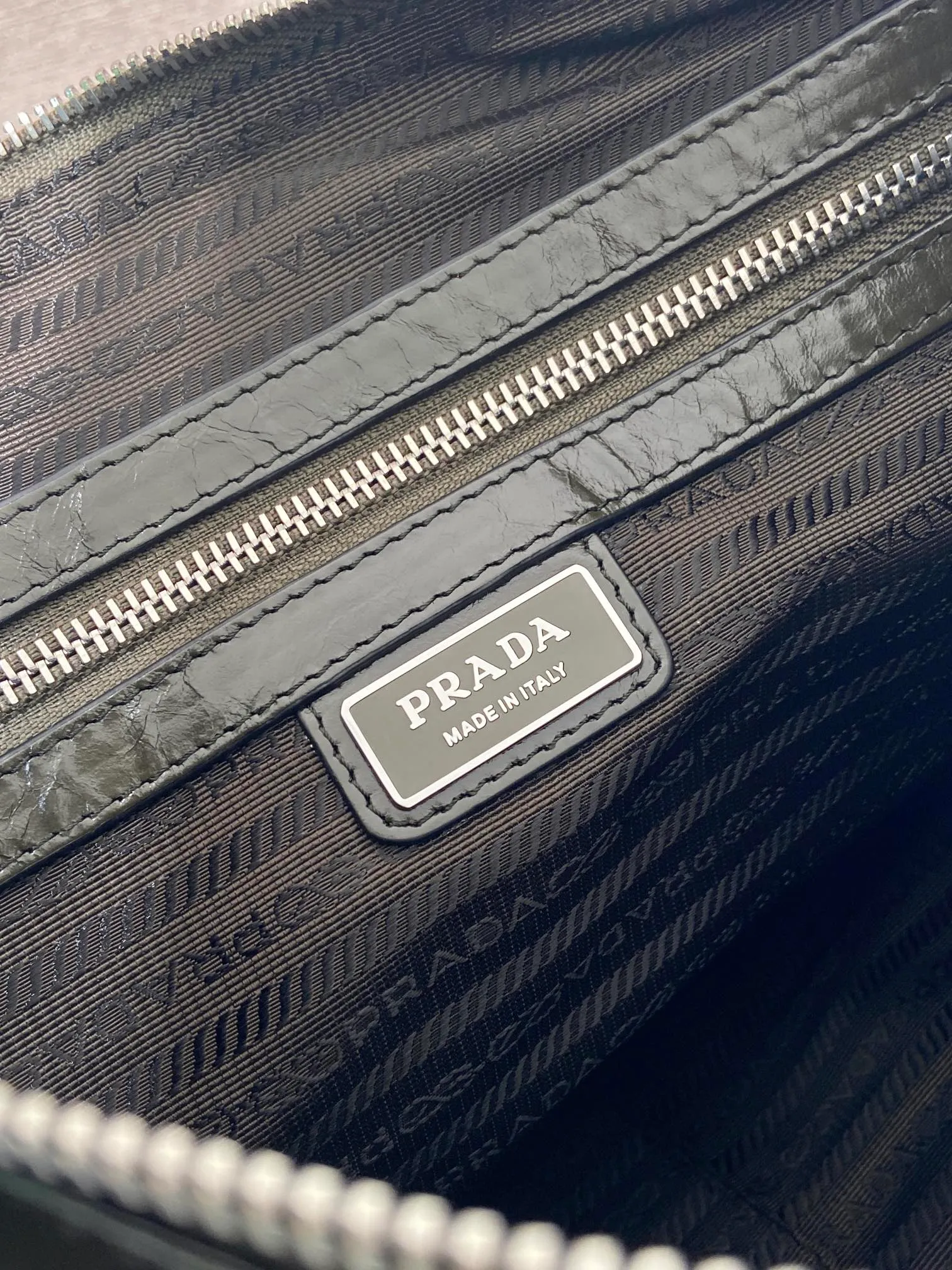 💰1700🎉New oil wax leather🎉2VH187 messenger bag🎉🎉 This shoulder bag is carefully made of soft and aged lustrous oil wax leather. It has a smooth and simple silhouette with exquisite details and is decorated with a unique triangle logo. It is fashionable and versatile. Adjustable leather shoulder strap, another popular style that will never go out of style🎉🎉Handsome guys, hurry up and get it🎉🎉 Length 35x Height 22x Bottom 12cm🎉🎉🎉👏👏👏
