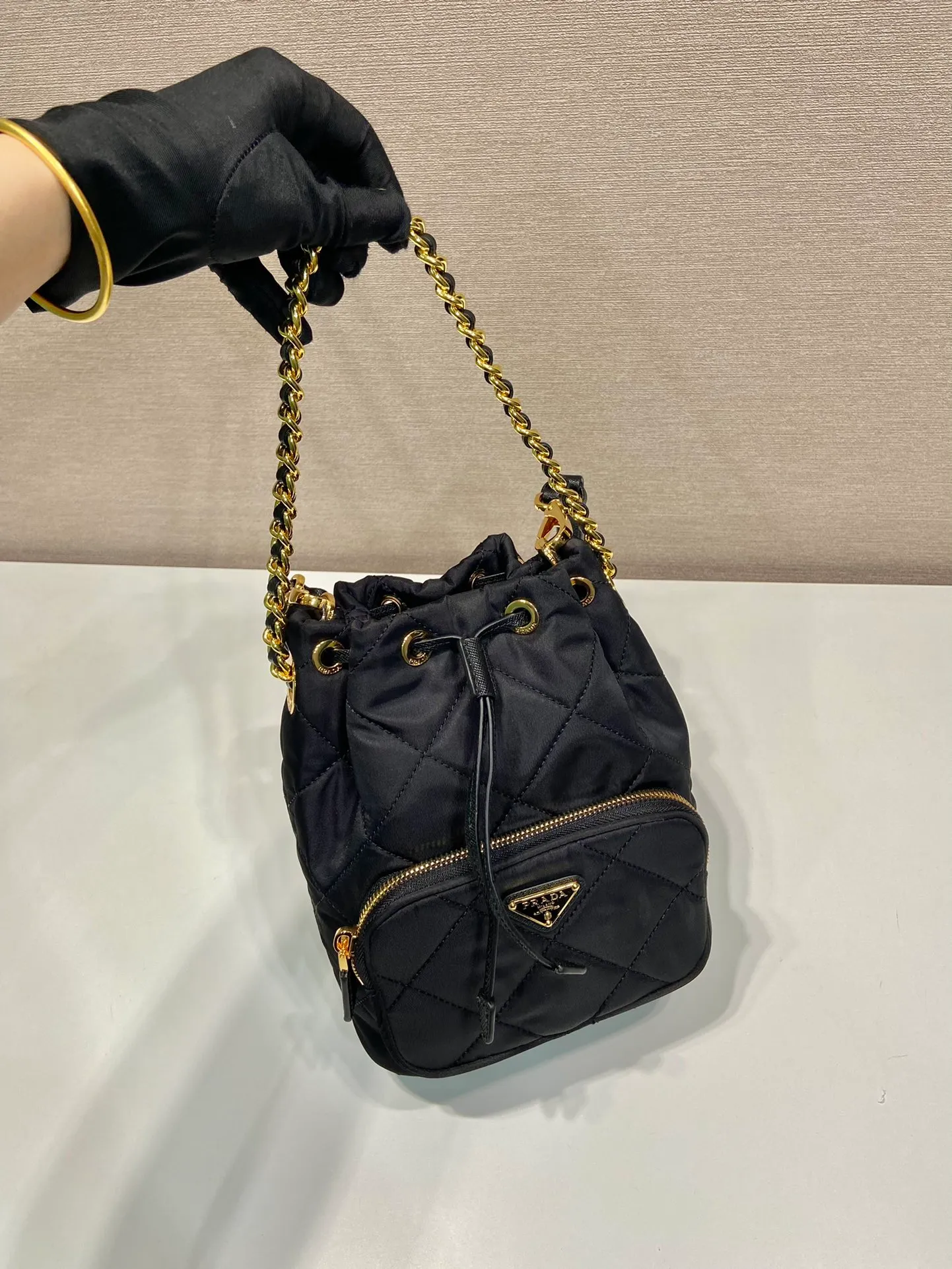 💰1060🎉Embroidered Check Bucket Bag🎉1BH038🎉 This versatile Re-Nylon regenerated nylon shoulder bag features a padded and topstitched design. The complex hand-made rhombus stitching pattern is finished. It is equipped with 2 detachable iron bars and an adjustable long shoulder strap of cowhide. It comes with a bag of triangles and can be worn on the shoulder/handheld/crossbody. It’s perfect. Beautiful upper body tattoos. Large space, convenient and practical🎉🎉Hurry up and get it🎉🎉 Length 22.5x Height 17.5x Bottom 12cm🎉🎉🎉