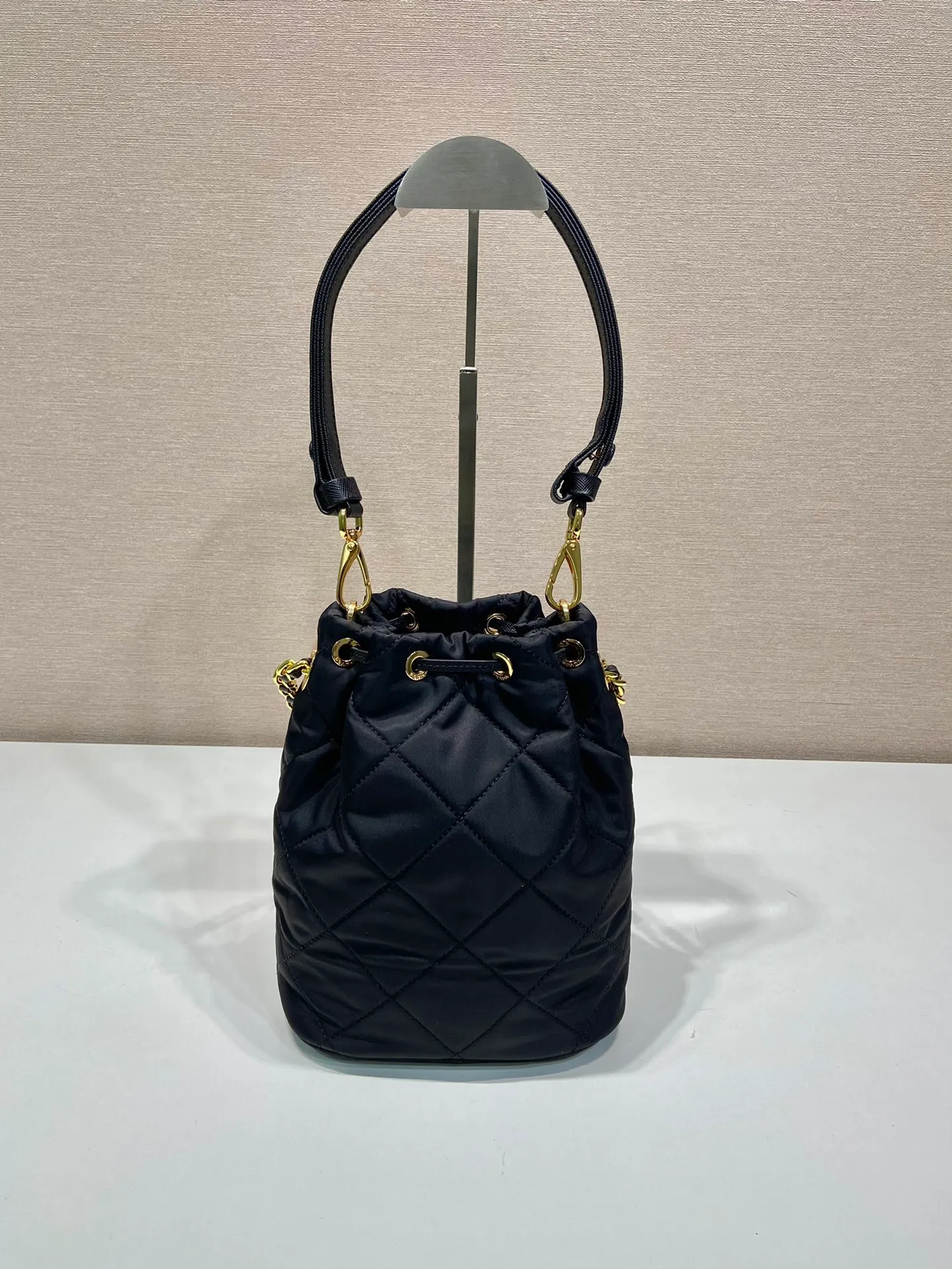 💰1060🎉Embroidered Check Bucket Bag🎉1BH038🎉 This versatile Re-Nylon regenerated nylon shoulder bag features a padded and topstitched design. The complex hand-made rhombus stitching pattern is finished. It is equipped with 2 detachable iron bars and an adjustable long shoulder strap of cowhide. It comes with a bag of triangles and can be worn on the shoulder/handheld/crossbody. It’s perfect. Beautiful upper body tattoos. Large space, convenient and practical🎉🎉Hurry up and get it🎉🎉 Length 22.5x Height 17.5x Bottom 12cm🎉🎉🎉
