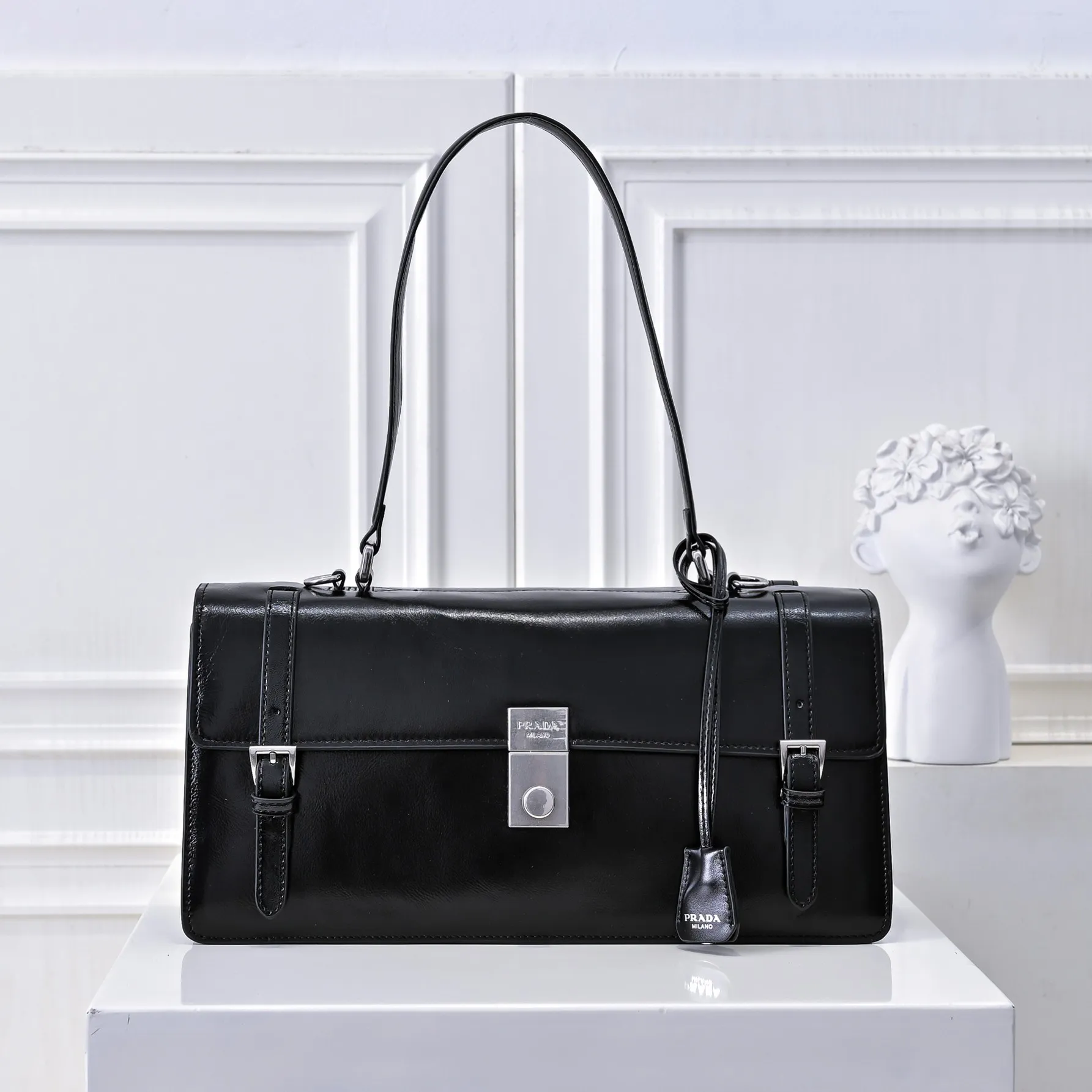 💰500￥✨New product launch✨2025 PRADA new series of Soft Sound handbags in early spring velvet oil wax leather. Carefully crafted with imported first-layer oil wax leather. Accordion-style double compartment design with new logo logo lock snap closure to interpret a unique and interesting style. The overall style of the bag is punk, cool and practical. Fashion and retro style are combined. The inner compartment capacity is also great. A new fashion trend-setter that combines retro fashion and practicality😘 Size: 32-16.5-10cm Material: First-layer oil-waxed cowhide Style number: 7040