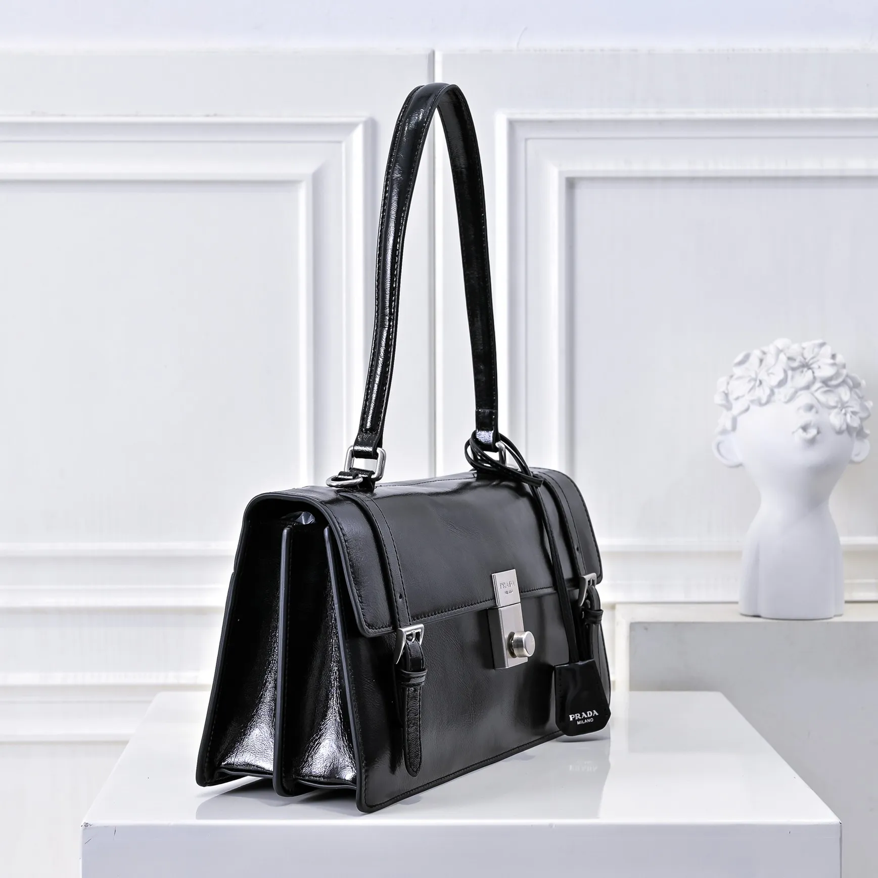 💰500￥✨New product launch✨2025 PRADA new series of Soft Sound handbags in early spring velvet oil wax leather. Carefully crafted with imported first-layer oil wax leather. Accordion-style double compartment design with new logo logo lock snap closure to interpret a unique and interesting style. The overall style of the bag is punk, cool and practical. Fashion and retro style are combined. The inner compartment capacity is also great. A new fashion trend-setter that combines retro fashion and practicality😘 Size: 32-16.5-10cm Material: First-layer oil-waxed cowhide Style number: 7040