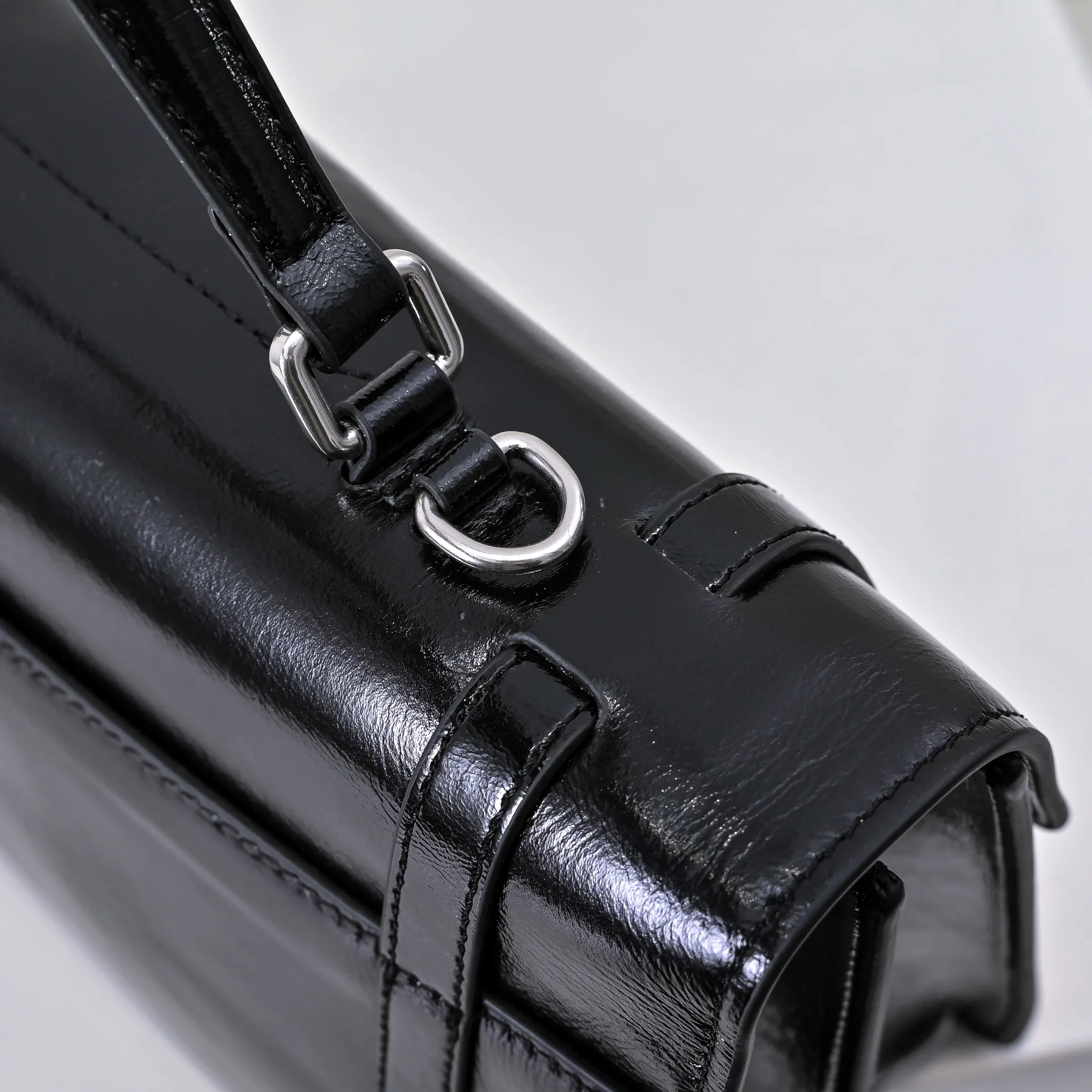 💰500￥✨New product launch✨2025 PRADA new series of Soft Sound handbags in early spring velvet oil wax leather. Carefully crafted with imported first-layer oil wax leather. Accordion-style double compartment design with new logo logo lock snap closure to interpret a unique and interesting style. The overall style of the bag is punk, cool and practical. Fashion and retro style are combined. The inner compartment capacity is also great. A new fashion trend-setter that combines retro fashion and practicality😘 Size: 32-16.5-10cm Material: First-layer oil-waxed cowhide Style number: 7040