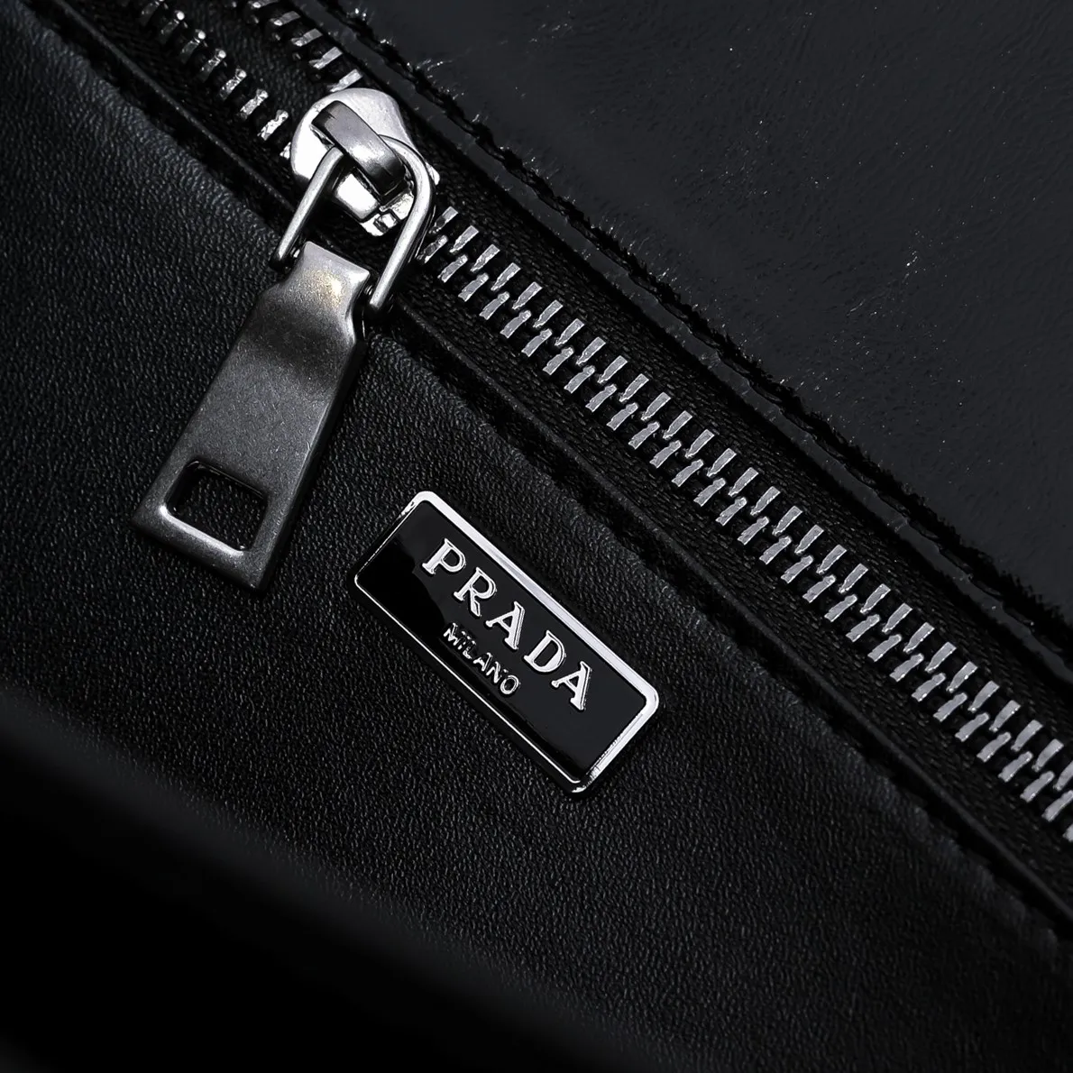 💰500￥✨New product launch✨2025 PRADA new series of Soft Sound handbags in early spring velvet oil wax leather. Carefully crafted with imported first-layer oil wax leather. Accordion-style double compartment design with new logo logo lock snap closure to interpret a unique and interesting style. The overall style of the bag is punk, cool and practical. Fashion and retro style are combined. The inner compartment capacity is also great. A new fashion trend-setter that combines retro fashion and practicality😘 Size: 32-16.5-10cm Material: First-layer oil-waxed cowhide Style number: 7040