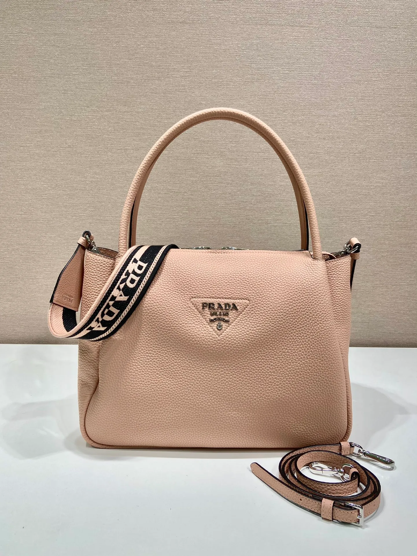 💰2040🎉New double shoulder straps🎉1BC170 double shoulder straps🎉 This double shoulder strap is made of imported deerskin grain cowhide and equipped with two interchangeable and adjustable long shoulder straps. The combination of fabric webbing and cowhide is perfect😘, versatile for mixing and matching different clothes on different occasions😘, large capacity, many compartments, super soft feel🎉Hurry up and get it🎉 Length 32x Height 26x Bottom 13cm🎉🎉🎉👏👏👏