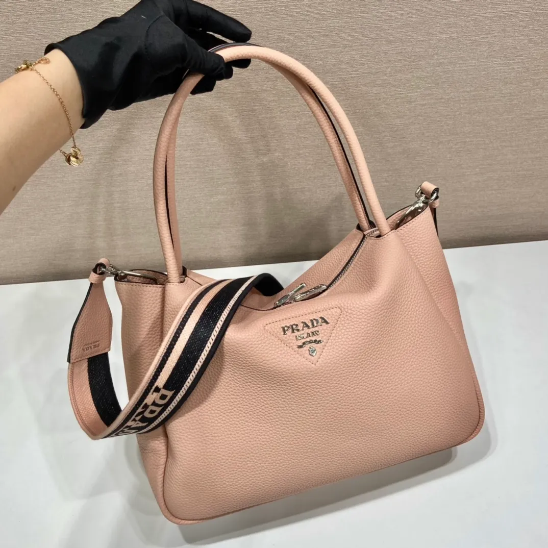 💰2040🎉New double shoulder straps🎉1BC170 double shoulder straps🎉 This double shoulder strap is made of imported deerskin grain cowhide and equipped with two interchangeable and adjustable long shoulder straps. The combination of fabric webbing and cowhide is perfect😘, versatile for mixing and matching different clothes on different occasions😘, large capacity, many compartments, super soft feel🎉Hurry up and get it🎉 Length 32x Height 26x Bottom 13cm🎉🎉🎉👏👏👏