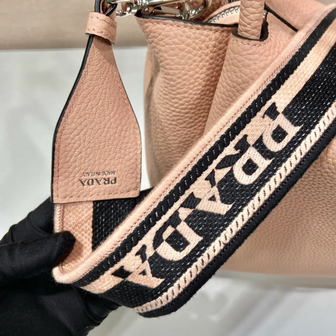 💰2040🎉New double shoulder straps🎉1BC170 double shoulder straps🎉 This double shoulder strap is made of imported deerskin grain cowhide and equipped with two interchangeable and adjustable long shoulder straps. The combination of fabric webbing and cowhide is perfect😘, versatile for mixing and matching different clothes on different occasions😘, large capacity, many compartments, super soft feel🎉Hurry up and get it🎉 Length 32x Height 26x Bottom 13cm🎉🎉🎉👏👏👏