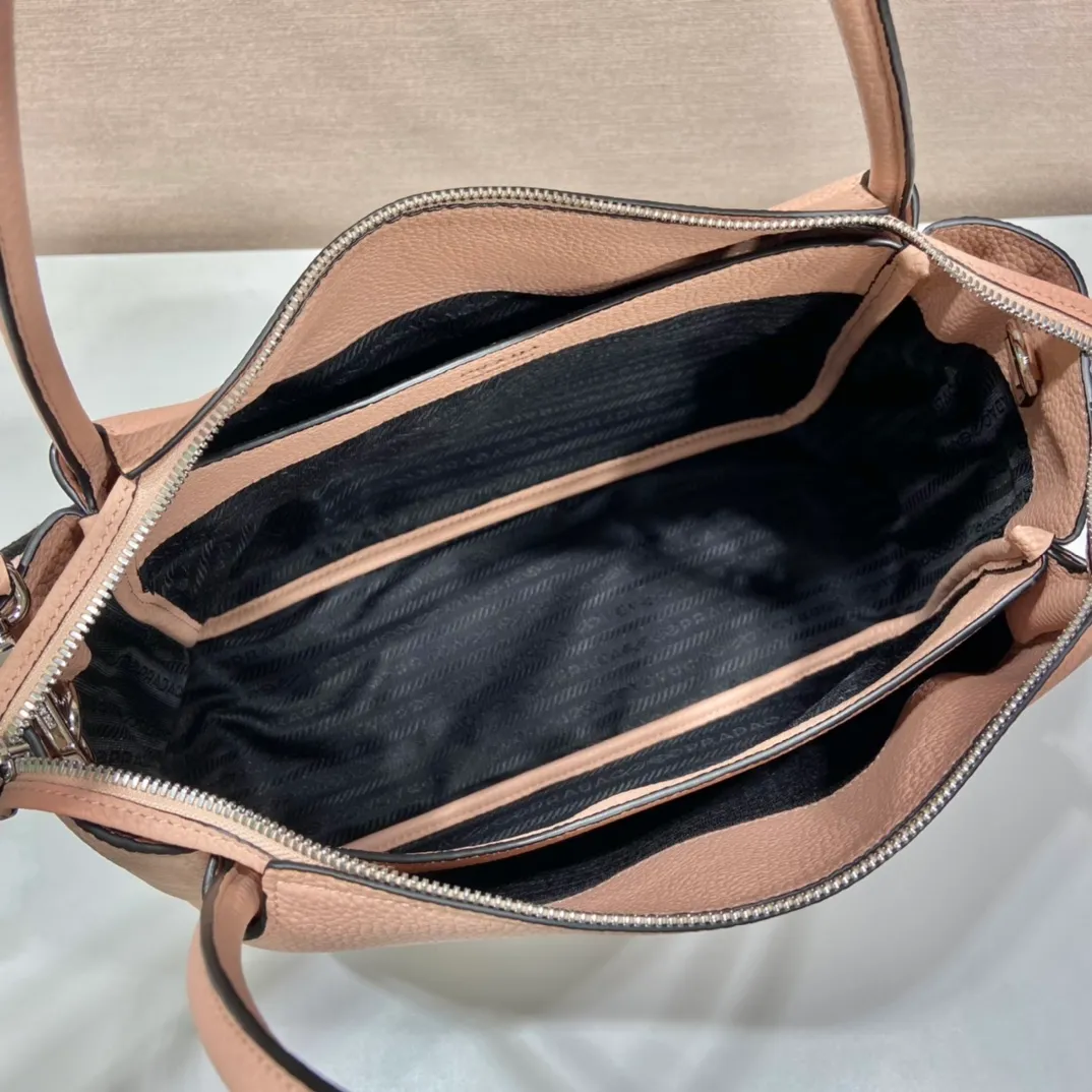 💰2040🎉New double shoulder straps🎉1BC170 double shoulder straps🎉 This double shoulder strap is made of imported deerskin grain cowhide and equipped with two interchangeable and adjustable long shoulder straps. The combination of fabric webbing and cowhide is perfect😘, versatile for mixing and matching different clothes on different occasions😘, large capacity, many compartments, super soft feel🎉Hurry up and get it🎉 Length 32x Height 26x Bottom 13cm🎉🎉🎉👏👏👏