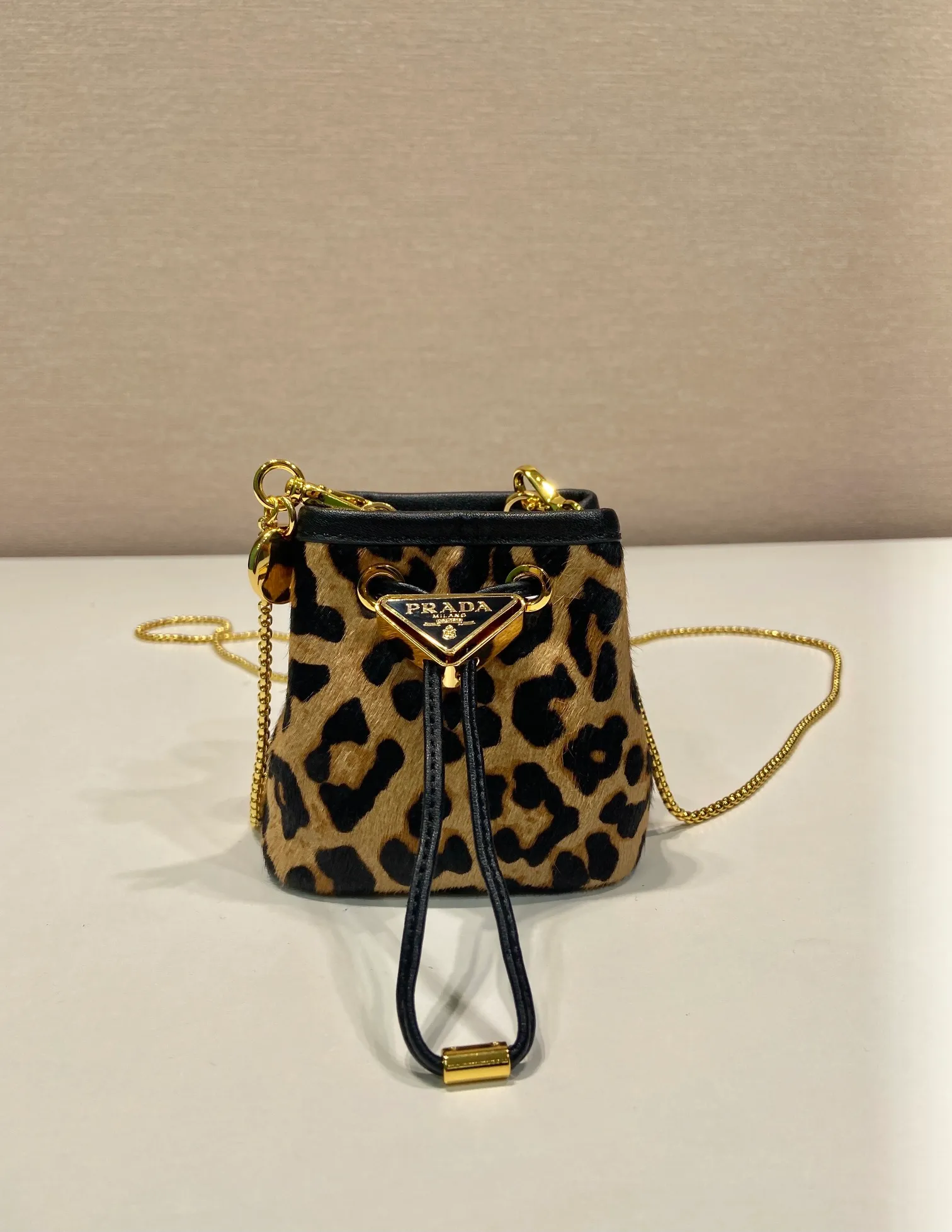 💰960🎉Leopard print small bucket🎉1NR016 new product🎉🎉 This mini bucket is made of imported leopard print material and has an enameled metal triangle logo decorative opening and closing design. Metal iron can be spanned diagonally. So cute😍, the effect is very eye-catching, so cute and cool, don’t you feel moved😙😙, beauties. Get it now. So beautiful and cute😋😋 Length 10x height 12x base 7cm🎉🎉🎉👏👏👏
