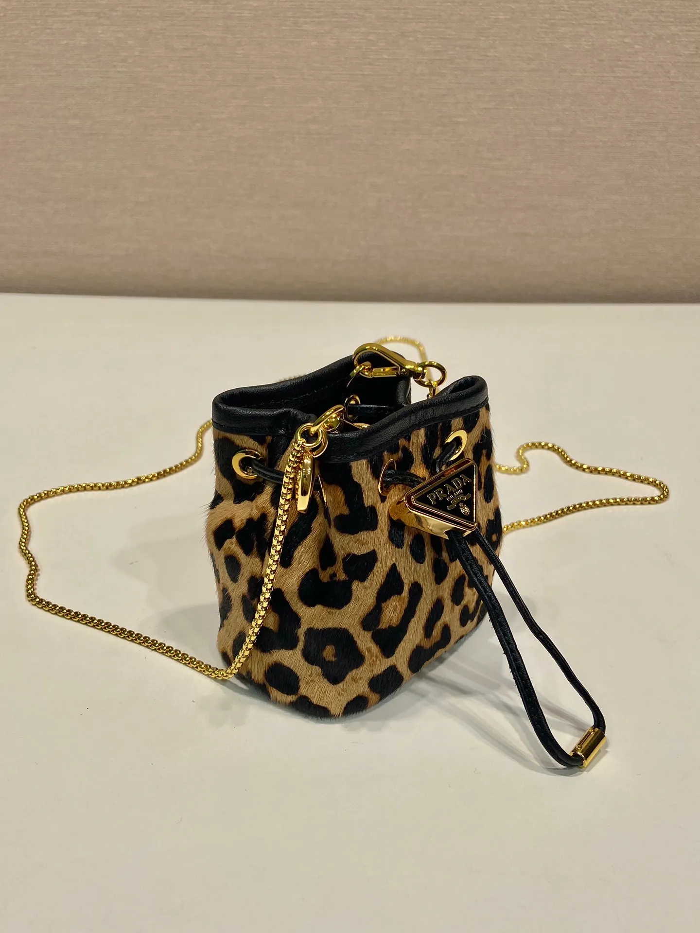 💰960🎉Leopard print small bucket🎉1NR016 new product🎉🎉 This mini bucket is made of imported leopard print material and has an enameled metal triangle logo decorative opening and closing design. Metal iron can be spanned diagonally. So cute😍, the effect is very eye-catching, so cute and cool, don’t you feel moved😙😙, beauties. Get it now. So beautiful and cute😋😋 Length 10x height 12x base 7cm🎉🎉🎉👏👏👏