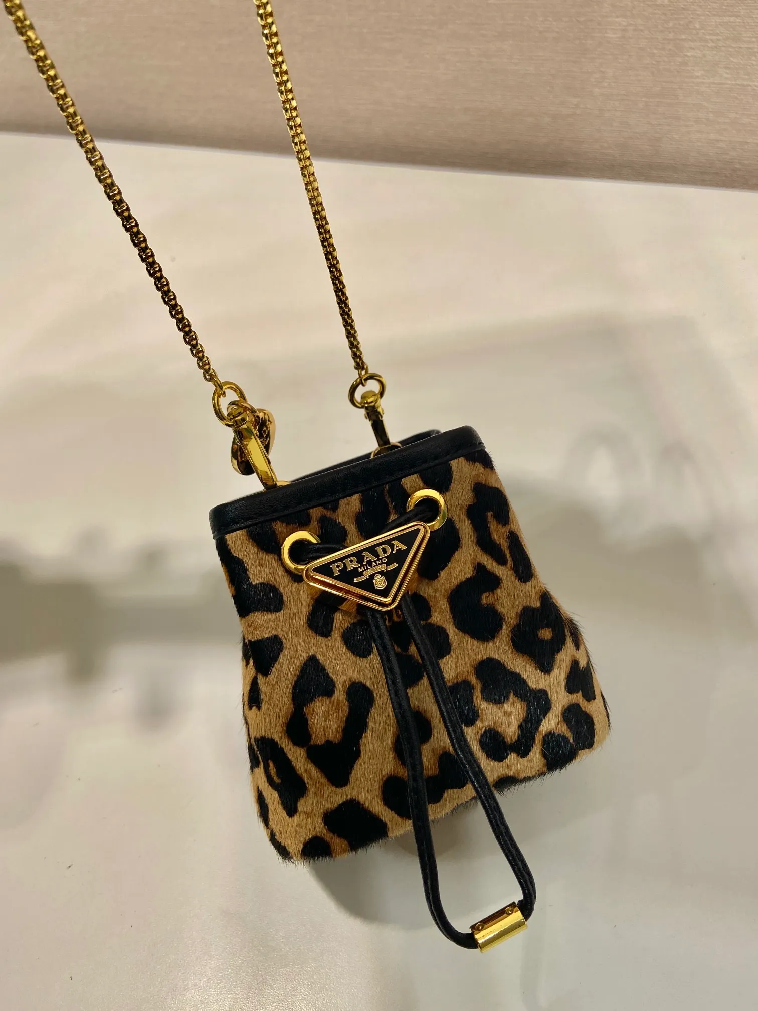 💰960🎉Leopard print small bucket🎉1NR016 new product🎉🎉 This mini bucket is made of imported leopard print material and has an enameled metal triangle logo decorative opening and closing design. Metal iron can be spanned diagonally. So cute😍, the effect is very eye-catching, so cute and cool, don’t you feel moved😙😙, beauties. Get it now. So beautiful and cute😋😋 Length 10x height 12x base 7cm🎉🎉🎉👏👏👏