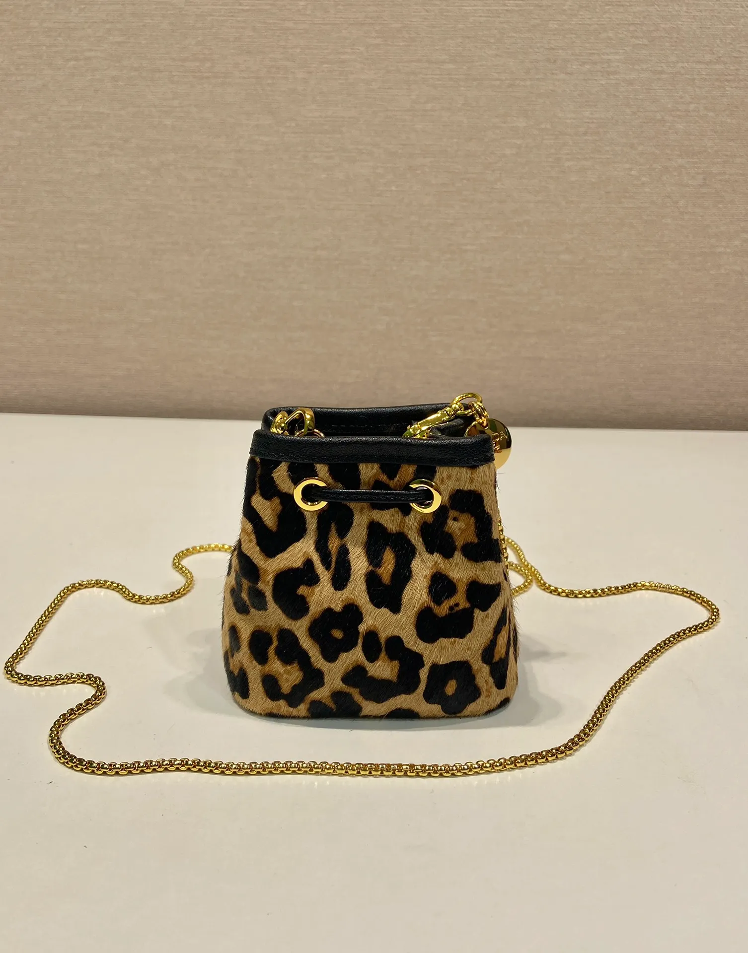 💰960🎉Leopard print small bucket🎉1NR016 new product🎉🎉 This mini bucket is made of imported leopard print material and has an enameled metal triangle logo decorative opening and closing design. Metal iron can be spanned diagonally. So cute😍, the effect is very eye-catching, so cute and cool, don’t you feel moved😙😙, beauties. Get it now. So beautiful and cute😋😋 Length 10x height 12x base 7cm🎉🎉🎉👏👏👏