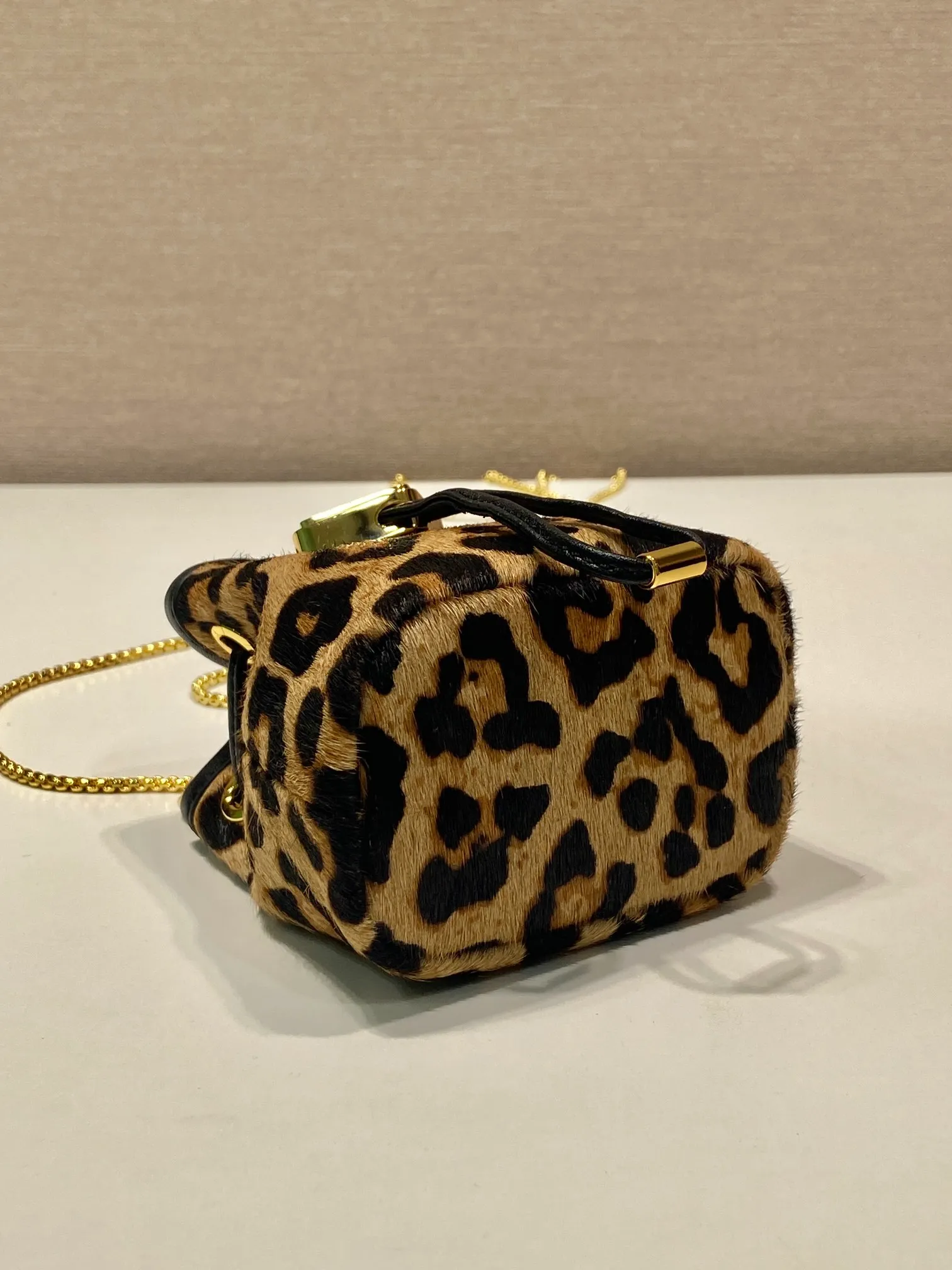 💰960🎉Leopard print small bucket🎉1NR016 new product🎉🎉 This mini bucket is made of imported leopard print material and has an enameled metal triangle logo decorative opening and closing design. Metal iron can be spanned diagonally. So cute😍, the effect is very eye-catching, so cute and cool, don’t you feel moved😙😙, beauties. Get it now. So beautiful and cute😋😋 Length 10x height 12x base 7cm🎉🎉🎉👏👏👏