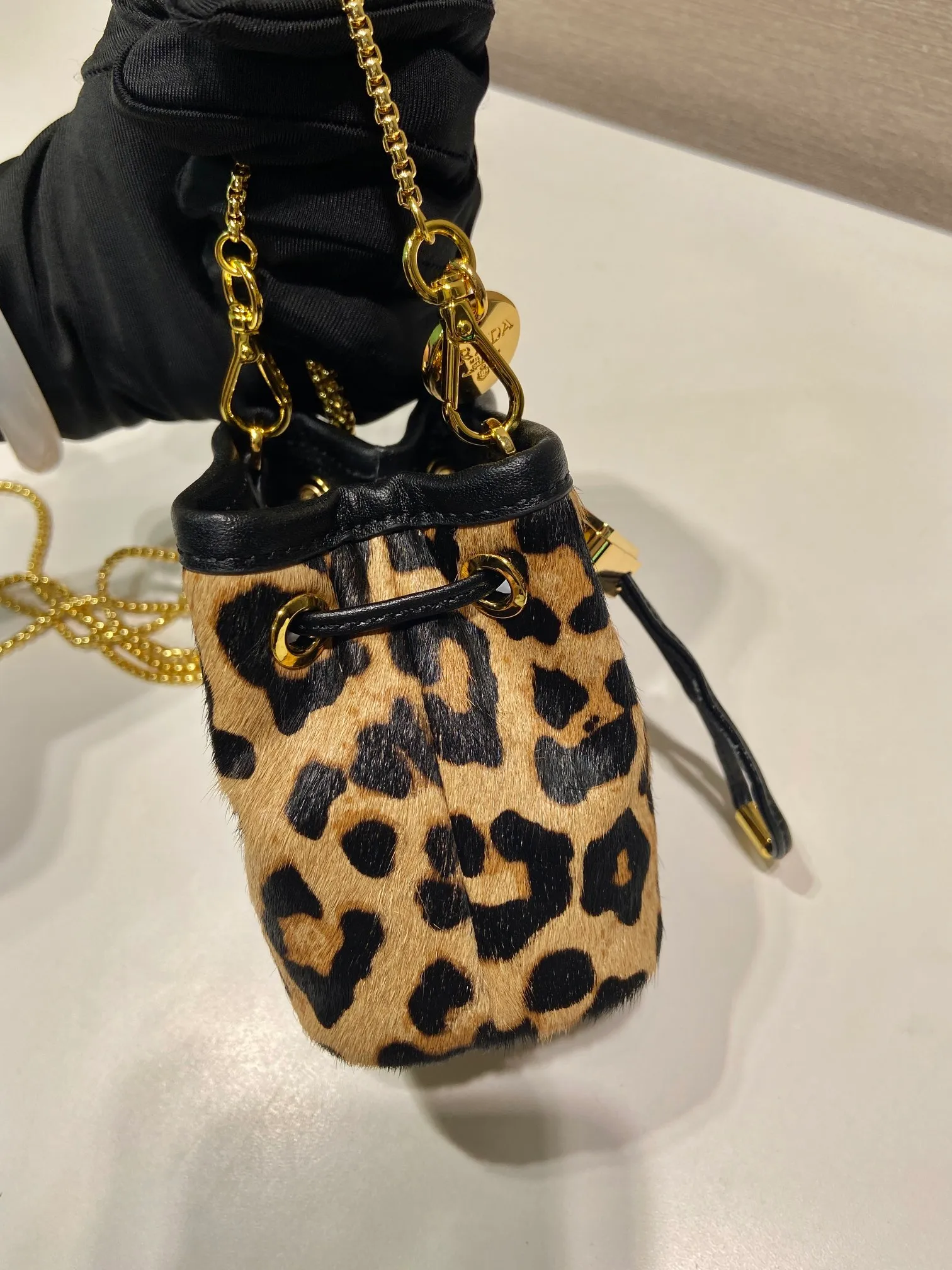 💰960🎉Leopard print small bucket🎉1NR016 new product🎉🎉 This mini bucket is made of imported leopard print material and has an enameled metal triangle logo decorative opening and closing design. Metal iron can be spanned diagonally. So cute😍, the effect is very eye-catching, so cute and cool, don’t you feel moved😙😙, beauties. Get it now. So beautiful and cute😋😋 Length 10x height 12x base 7cm🎉🎉🎉👏👏👏