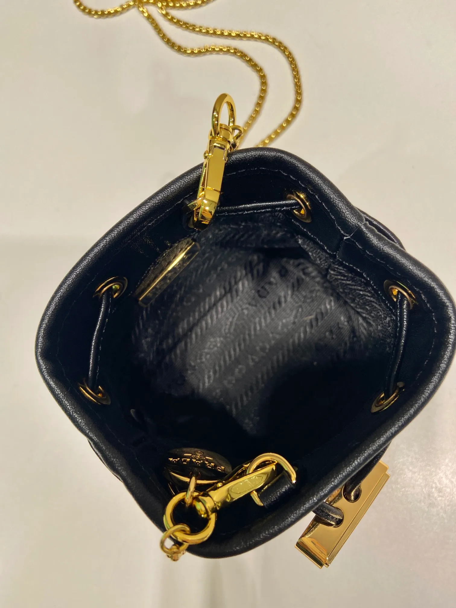 💰960🎉Leopard print small bucket🎉1NR016 new product🎉🎉 This mini bucket is made of imported leopard print material and has an enameled metal triangle logo decorative opening and closing design. Metal iron can be spanned diagonally. So cute😍, the effect is very eye-catching, so cute and cool, don’t you feel moved😙😙, beauties. Get it now. So beautiful and cute😋😋 Length 10x height 12x base 7cm🎉🎉🎉👏👏👏