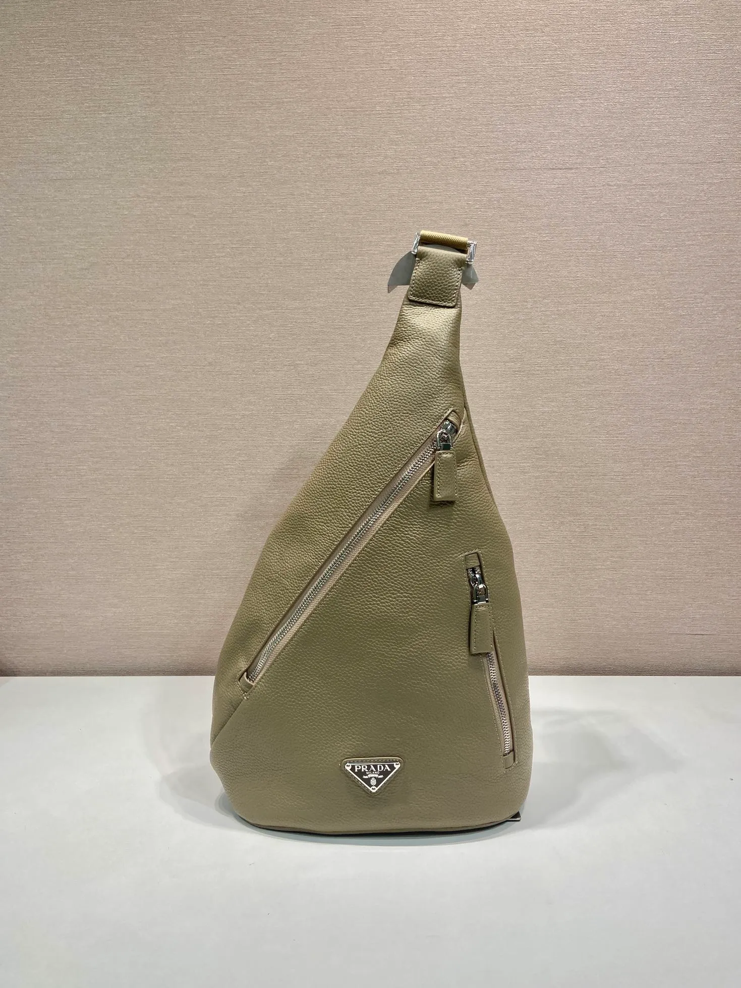 💰1320🎉New chest bag🎉2VZ092A full leather🎉 The autumn and winter men's chest bag is made of imported deerskin grain cow leather. The style of the bag is somewhere between a backpack and a shoulder bag, demonstrating a mixed design style. The adjustable woven nylon shoulder strap with side release buckle highlights functionality, and the signature enameled metal triangle logo highlights the brand's style. Simple and elegant, the upper body effect is very cool😎 If you like it, babies, hurry up and get it🎉🎉 Length 26.5x Height 37.5x Bottom 10cm
