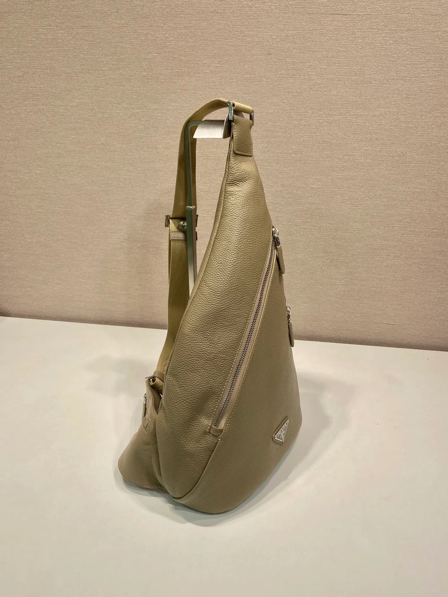 💰1320🎉New chest bag🎉2VZ092A full leather🎉 The autumn and winter men's chest bag is made of imported deerskin grain cow leather. The style of the bag is somewhere between a backpack and a shoulder bag, demonstrating a mixed design style. The adjustable woven nylon shoulder strap with side release buckle highlights functionality, and the signature enameled metal triangle logo highlights the brand's style. Simple and elegant, the upper body effect is very cool😎 If you like it, babies, hurry up and get it🎉🎉 Length 26.5x Height 37.5x Bottom 10cm