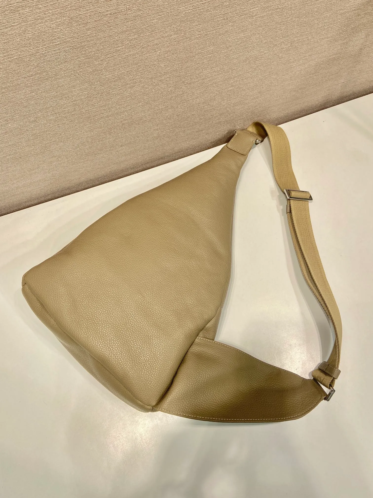 💰1320🎉New chest bag🎉2VZ092A full leather🎉 The autumn and winter men's chest bag is made of imported deerskin grain cow leather. The style of the bag is somewhere between a backpack and a shoulder bag, demonstrating a mixed design style. The adjustable woven nylon shoulder strap with side release buckle highlights functionality, and the signature enameled metal triangle logo highlights the brand's style. Simple and elegant, the upper body effect is very cool😎 If you like it, babies, hurry up and get it🎉🎉 Length 26.5x Height 37.5x Bottom 10cm