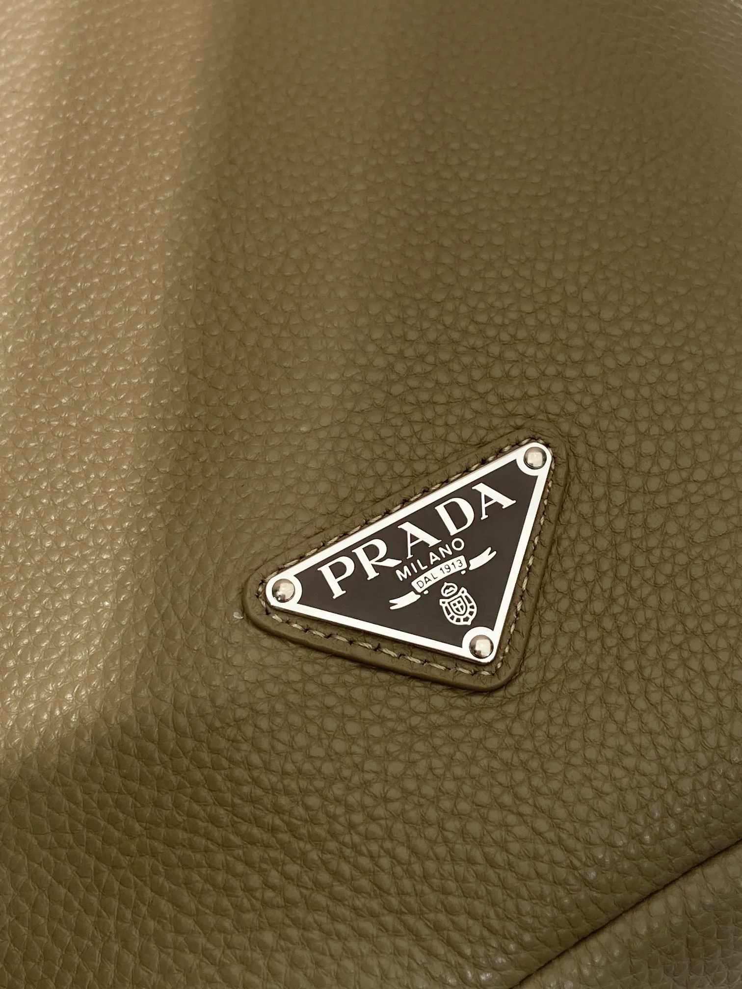 💰1320🎉New chest bag🎉2VZ092A full leather🎉 The autumn and winter men's chest bag is made of imported deerskin grain cow leather. The style of the bag is somewhere between a backpack and a shoulder bag, demonstrating a mixed design style. The adjustable woven nylon shoulder strap with side release buckle highlights functionality, and the signature enameled metal triangle logo highlights the brand's style. Simple and elegant, the upper body effect is very cool😎 If you like it, babies, hurry up and get it🎉🎉 Length 26.5x Height 37.5x Bottom 10cm