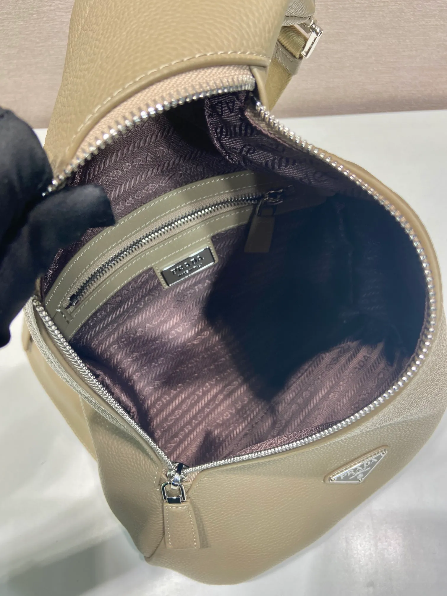 💰1320🎉New chest bag🎉2VZ092A full leather🎉 The autumn and winter men's chest bag is made of imported deerskin grain cow leather. The style of the bag is somewhere between a backpack and a shoulder bag, demonstrating a mixed design style. The adjustable woven nylon shoulder strap with side release buckle highlights functionality, and the signature enameled metal triangle logo highlights the brand's style. Simple and elegant, the upper body effect is very cool😎 If you like it, babies, hurry up and get it🎉🎉 Length 26.5x Height 37.5x Bottom 10cm