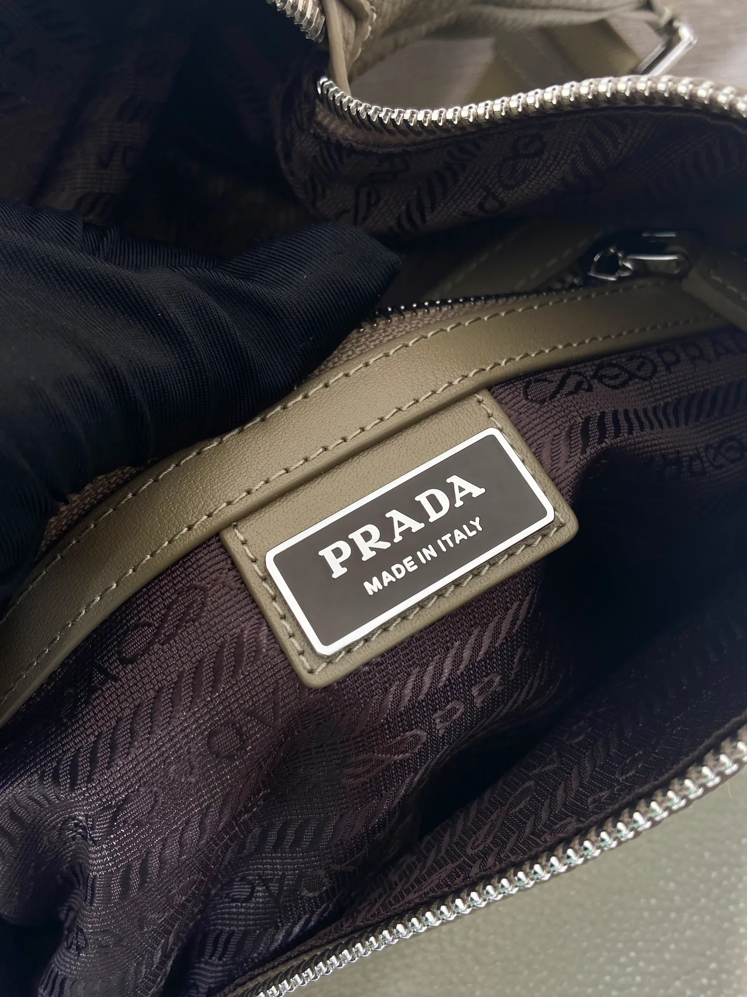💰1320🎉New chest bag🎉2VZ092A full leather🎉 The autumn and winter men's chest bag is made of imported deerskin grain cow leather. The style of the bag is somewhere between a backpack and a shoulder bag, demonstrating a mixed design style. The adjustable woven nylon shoulder strap with side release buckle highlights functionality, and the signature enameled metal triangle logo highlights the brand's style. Simple and elegant, the upper body effect is very cool😎 If you like it, babies, hurry up and get it🎉🎉 Length 26.5x Height 37.5x Bottom 10cm