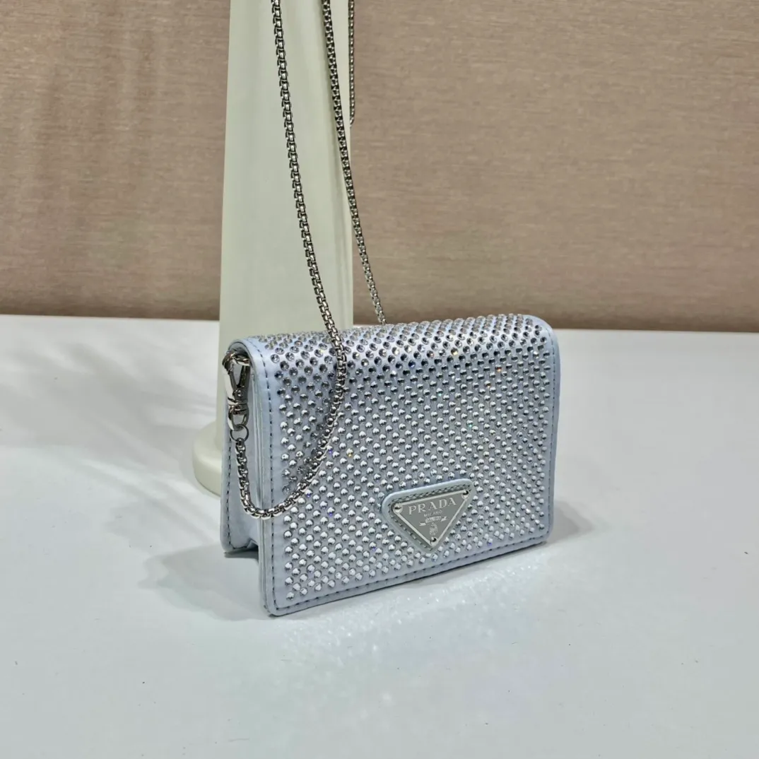 💰760🎉Necklace crystal pouch🎉1MR024 new color🎉🎉 This Duchesse fabric card holder is decorated with imitation crystals throughout, creating a light and shadow style and iridescent colors on the surface, highlighting a gorgeous yet functional design. My favorite is this detachable and adjustable iron shoulder strap, which can be used as a waist bag decoration😍😍 or as a necklace decoration with clothes. The triangle mark in the middle can be adjusted, giving the item a variety of ways to wear it. The space can be used to hold lipstick 💄/earphones/keys🚗....it bling bling under the night light, so beautiful. Worth buying 🎉🎉 Length 11.5x Height 8cm