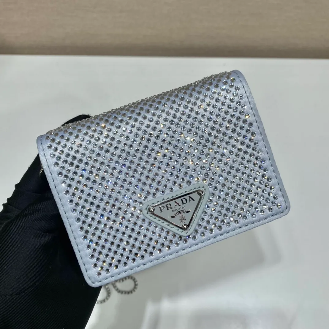 💰760🎉Necklace crystal pouch🎉1MR024 new color🎉🎉 This Duchesse fabric card holder is decorated with imitation crystals throughout, creating a light and shadow style and iridescent colors on the surface, highlighting a gorgeous yet functional design. My favorite is this detachable and adjustable iron shoulder strap, which can be used as a waist bag decoration😍😍 or as a necklace decoration with clothes. The triangle mark in the middle can be adjusted, giving the item a variety of ways to wear it. The space can be used to hold lipstick 💄/earphones/keys🚗....it bling bling under the night light, so beautiful. Worth buying 🎉🎉 Length 11.5x Height 8cm