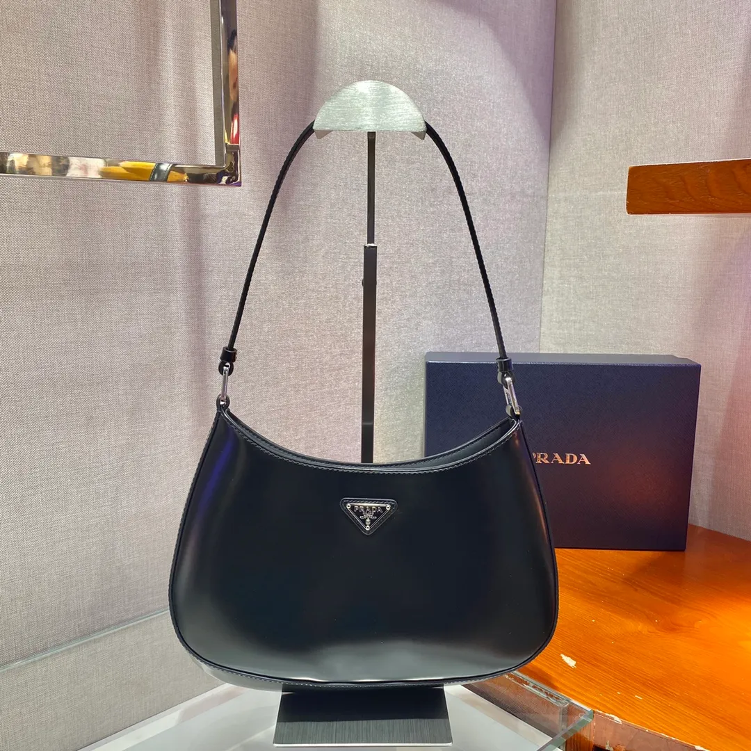 💰1120🎉New armpit bag🎉New second-hand armpit bag😘😘 This year's hot second-hand armpit bag has always been very popular. The whole leather is delicate and smooth. The special-shaped bag design is cool and fashionable. Length 26.5x Height 15x Bottom 4cm
