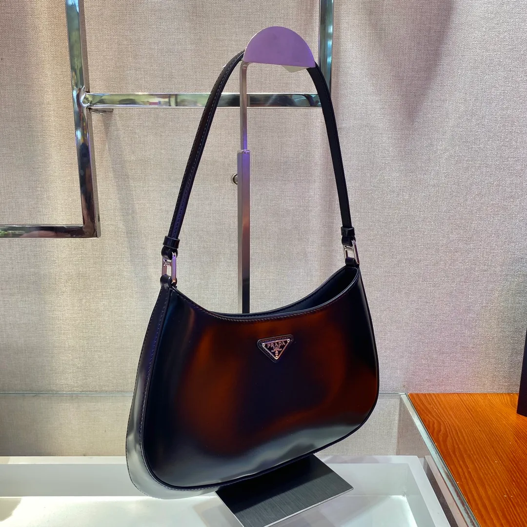 💰1120🎉New armpit bag🎉New second-hand armpit bag😘😘 This year's hot second-hand armpit bag has always been very popular. The whole leather is delicate and smooth. The special-shaped bag design is cool and fashionable. Length 26.5x Height 15x Bottom 4cm