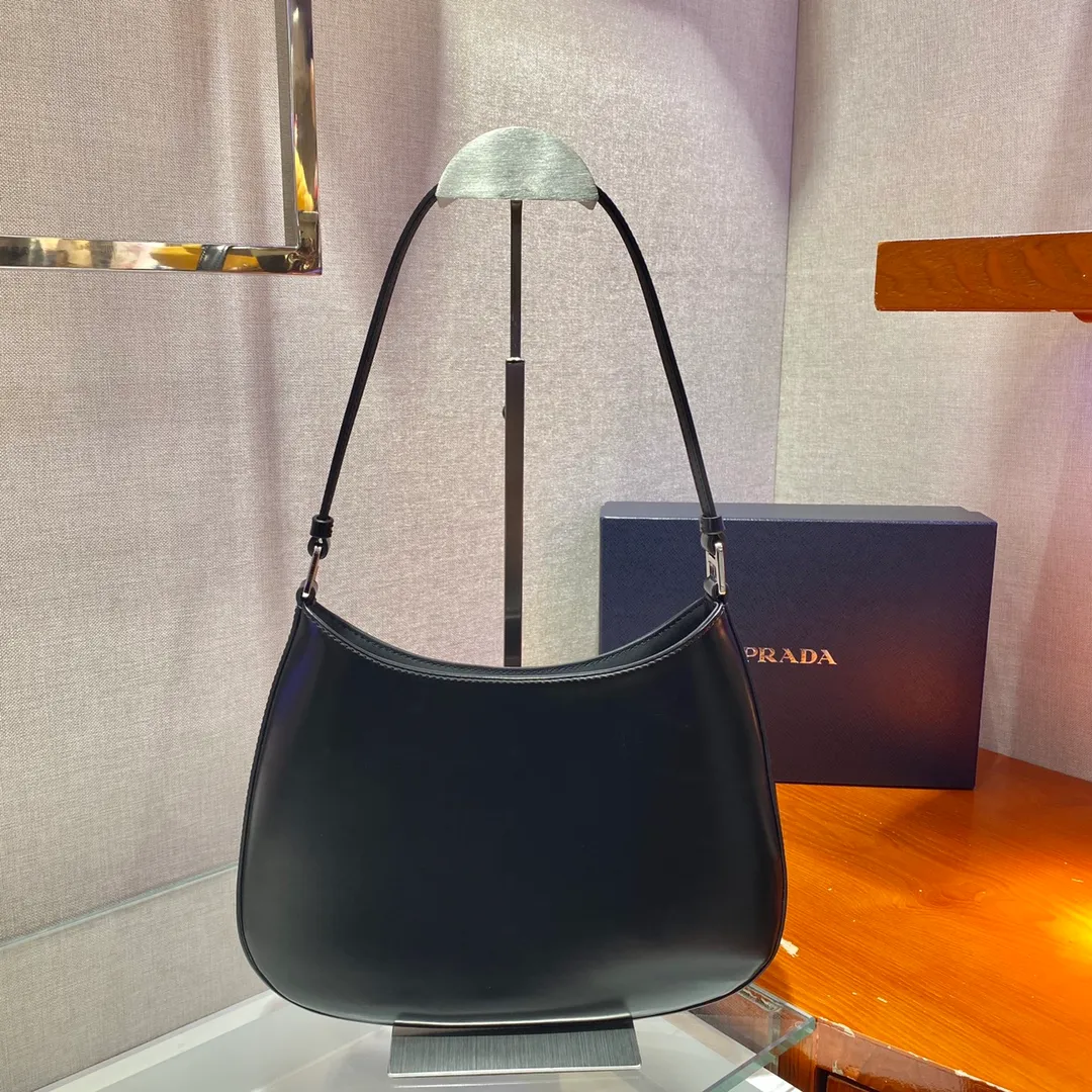 💰1120🎉New armpit bag🎉New second-hand armpit bag😘😘 This year's hot second-hand armpit bag has always been very popular. The whole leather is delicate and smooth. The special-shaped bag design is cool and fashionable. Length 26.5x Height 15x Bottom 4cm