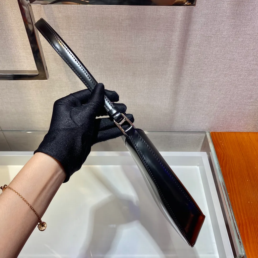 💰1120🎉New armpit bag🎉New second-hand armpit bag😘😘 This year's hot second-hand armpit bag has always been very popular. The whole leather is delicate and smooth. The special-shaped bag design is cool and fashionable. Length 26.5x Height 15x Bottom 4cm