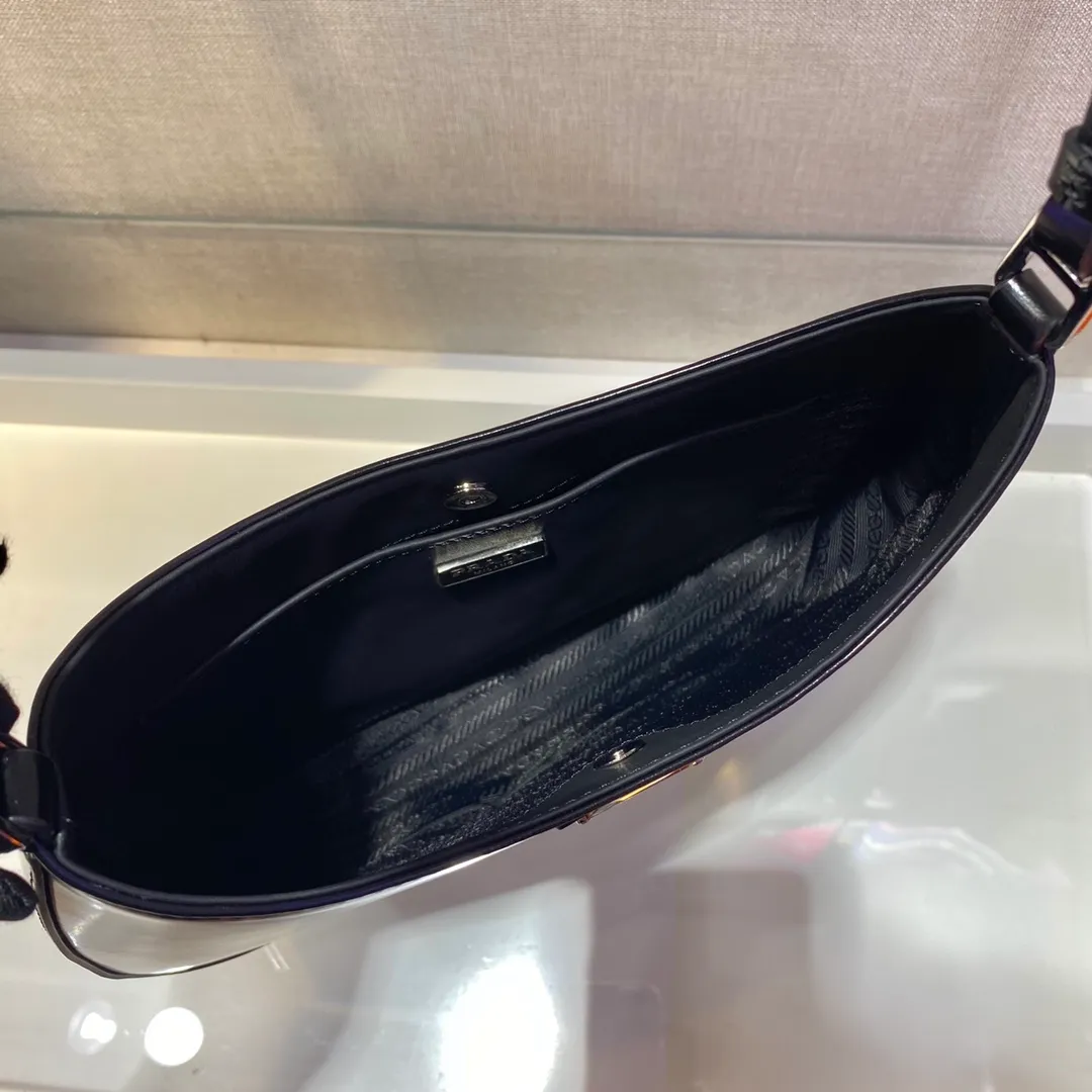 💰1120🎉New armpit bag🎉New second-hand armpit bag😘😘 This year's hot second-hand armpit bag has always been very popular. The whole leather is delicate and smooth. The special-shaped bag design is cool and fashionable. Length 26.5x Height 15x Bottom 4cm