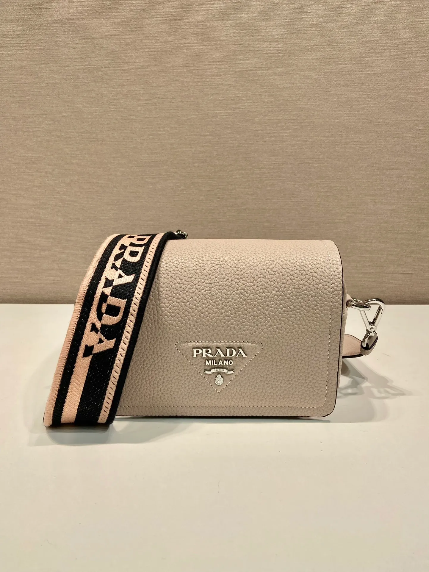 💰1600🎉New double shoulder strap🎉1BD332 small size🎉 This double shoulder strap is made of imported deerskin grain cowhide and equipped with two interchangeable and adjustable long shoulder straps. The combination of fabric webbing and cowhide is perfect😘, versatile for mixing and matching different clothes on different occasions😘, large capacity, super soft feel🎉Hurry up and get it🎉Length 20xH15 base 6cm