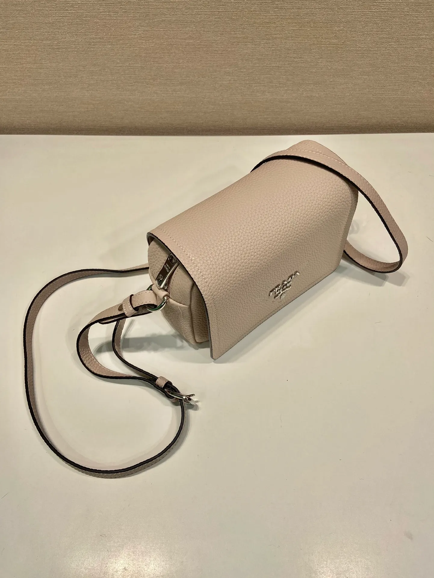 💰1600🎉New double shoulder strap🎉1BD332 small size🎉 This double shoulder strap is made of imported deerskin grain cowhide and equipped with two interchangeable and adjustable long shoulder straps. The combination of fabric webbing and cowhide is perfect😘, versatile for mixing and matching different clothes on different occasions😘, large capacity, super soft feel🎉Hurry up and get it🎉Length 20xH15 base 6cm
