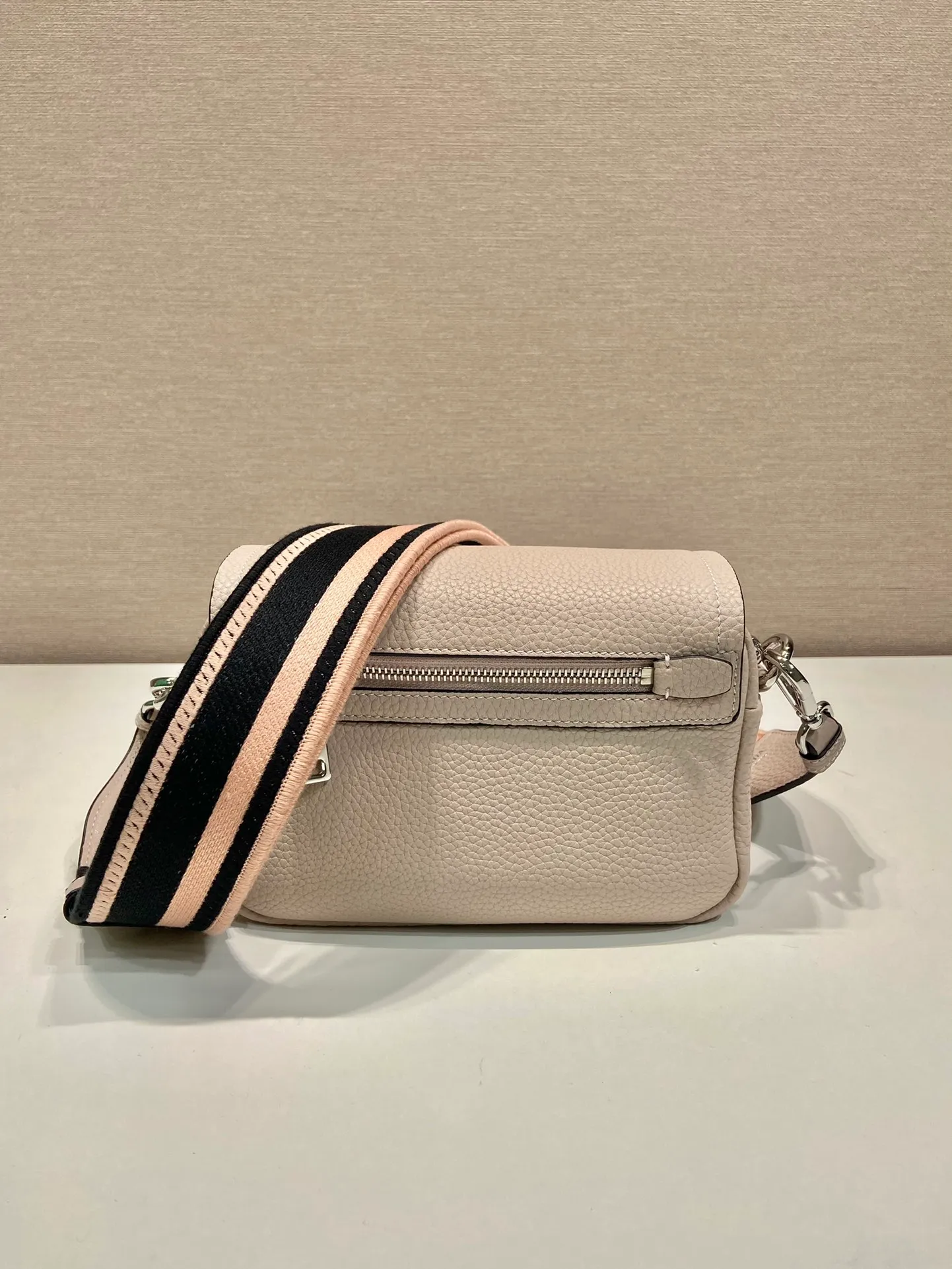 💰1600🎉New double shoulder strap🎉1BD332 small size🎉 This double shoulder strap is made of imported deerskin grain cowhide and equipped with two interchangeable and adjustable long shoulder straps. The combination of fabric webbing and cowhide is perfect😘, versatile for mixing and matching different clothes on different occasions😘, large capacity, super soft feel🎉Hurry up and get it🎉Length 20xH15 base 6cm