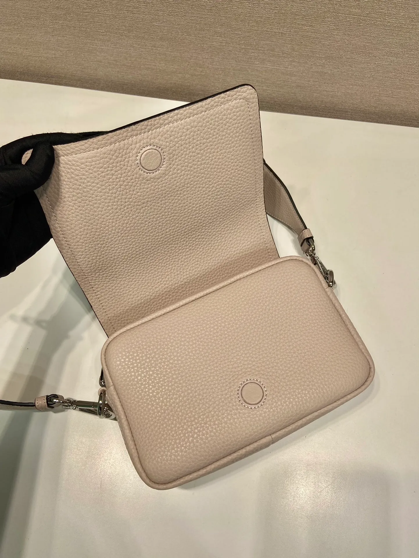 💰1600🎉New double shoulder strap🎉1BD332 small size🎉 This double shoulder strap is made of imported deerskin grain cowhide and equipped with two interchangeable and adjustable long shoulder straps. The combination of fabric webbing and cowhide is perfect😘, versatile for mixing and matching different clothes on different occasions😘, large capacity, super soft feel🎉Hurry up and get it🎉Length 20xH15 base 6cm
