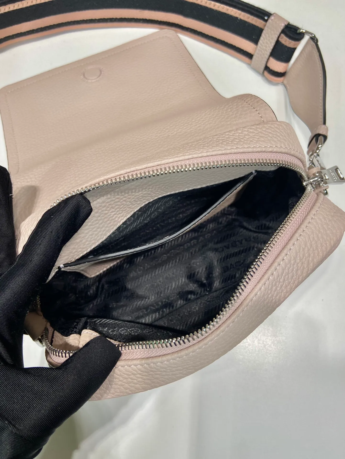 💰1600🎉New double shoulder strap🎉1BD332 small size🎉 This double shoulder strap is made of imported deerskin grain cowhide and equipped with two interchangeable and adjustable long shoulder straps. The combination of fabric webbing and cowhide is perfect😘, versatile for mixing and matching different clothes on different occasions😘, large capacity, super soft feel🎉Hurry up and get it🎉Length 20xH15 base 6cm