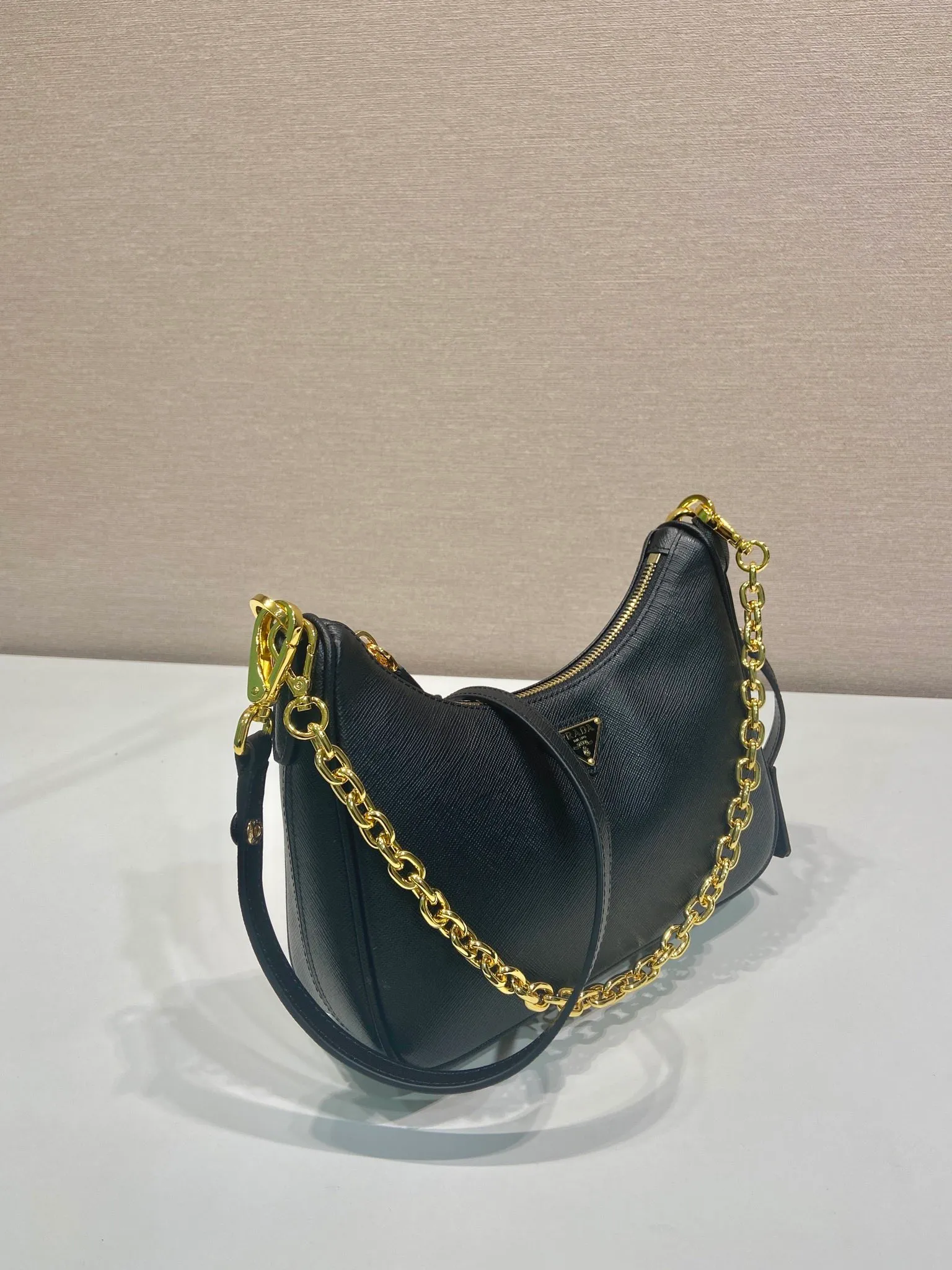 💰1360🎉Upgraded version of Hobo🎉1BC204 cross pattern🎉🎉 This versatile handbag is designed with simple lines and classic details. It is equipped with a detachable chain and an adjustable long shoulder strap, and can be worn as a shoulder strap/handheld/crossbody. It is made of Saffiano leather and embellished with a unique enamel-coated triangular metal logo. Another popular style that will never go out of style, babies, hurry up and get it🎉🎉 Length 22x Height 18x ​​Bottom 6cm🎉🎉🎉💰💰💰