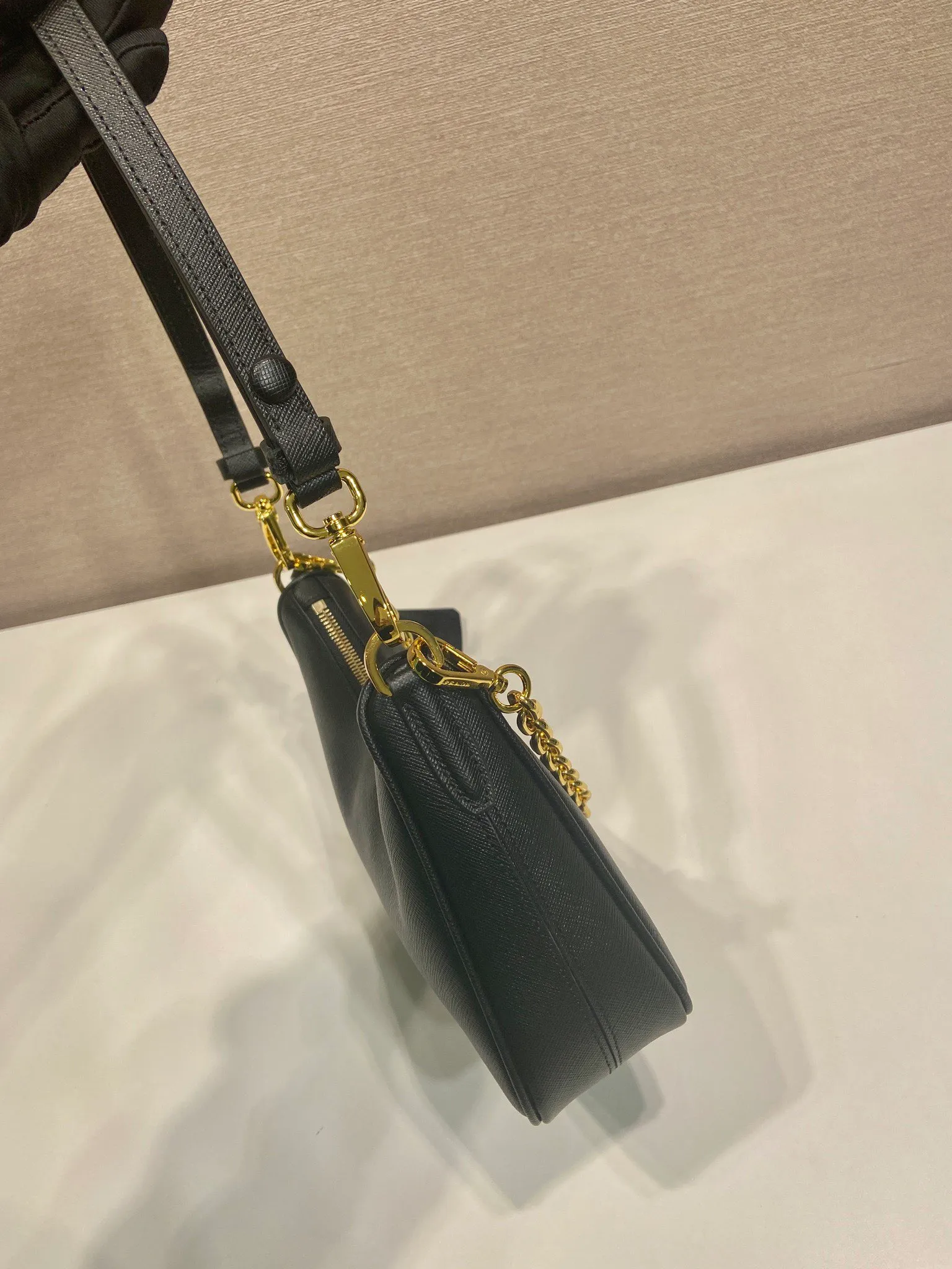 💰1360🎉Upgraded version of Hobo🎉1BC204 cross pattern🎉🎉 This versatile handbag is designed with simple lines and classic details. It is equipped with a detachable chain and an adjustable long shoulder strap, and can be worn as a shoulder strap/handheld/crossbody. It is made of Saffiano leather and embellished with a unique enamel-coated triangular metal logo. Another popular style that will never go out of style, babies, hurry up and get it🎉🎉 Length 22x Height 18x ​​Bottom 6cm🎉🎉🎉💰💰💰