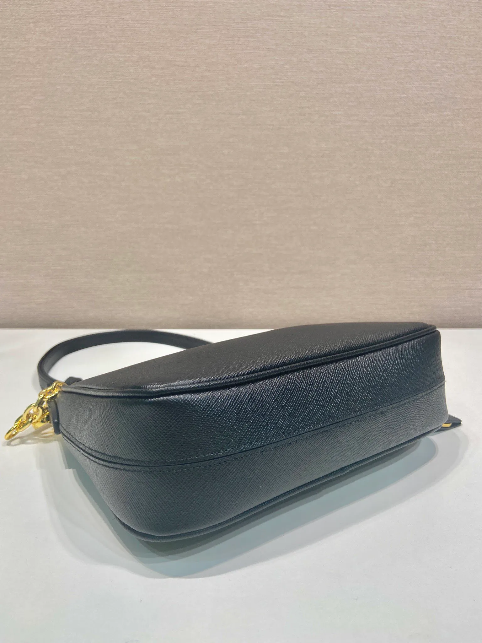 💰1360🎉Upgraded version of Hobo🎉1BC204 cross pattern🎉🎉 This versatile handbag is designed with simple lines and classic details. It is equipped with a detachable chain and an adjustable long shoulder strap, and can be worn as a shoulder strap/handheld/crossbody. It is made of Saffiano leather and embellished with a unique enamel-coated triangular metal logo. Another popular style that will never go out of style, babies, hurry up and get it🎉🎉 Length 22x Height 18x ​​Bottom 6cm🎉🎉🎉💰💰💰