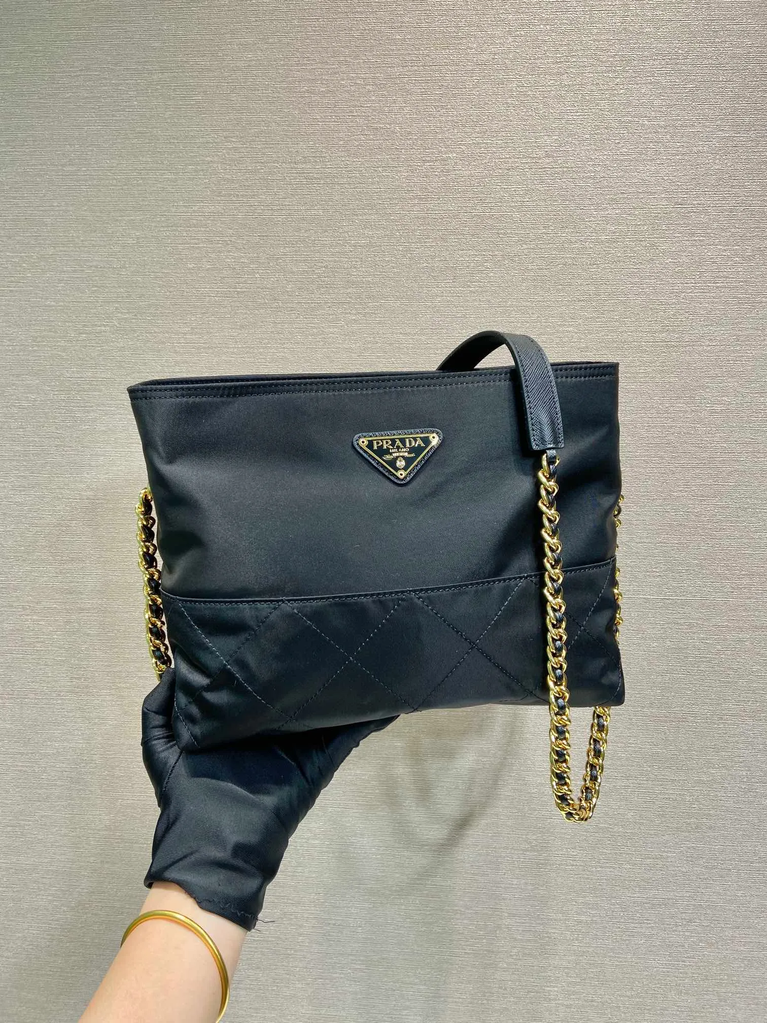 💰1060🎉Middle-hand crossbody bag🎉🎉🎉1BD645🎉🎉 This Vintage middle-aged chain diamond hobo bag has a great design👏👏 Purely handmade nylon rhombus design, can be worn on one shoulder or crossbody, and the imported black gold chain is really the eternal theme of vintage😘😘It is simple and elegant, with large capacity and space👍The upper body is particularly trendy, versatile and fashionable. No matter casual or formal, they all have a stable temperament. Hurry up and get it🙊I love this second-hand hobo bag😘😘 Length 25x Height 21x Bottom 8cm