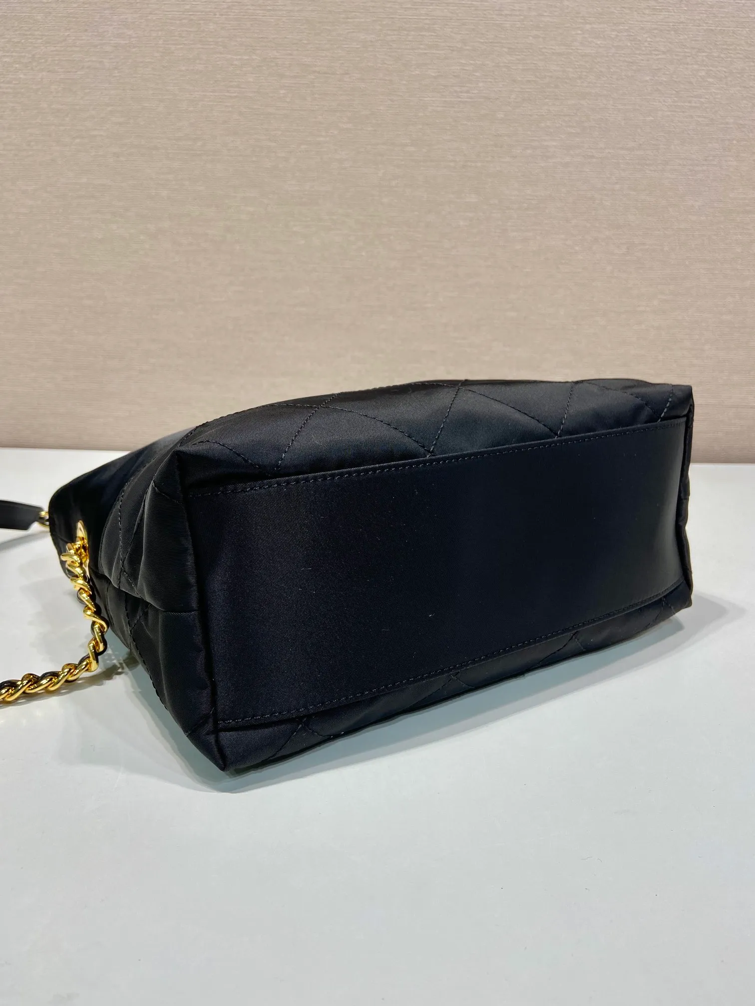 💰1060🎉Middle-hand crossbody bag🎉🎉🎉1BD645🎉🎉 This Vintage middle-aged chain diamond hobo bag has a great design👏👏 Purely handmade nylon rhombus design, can be worn on one shoulder or crossbody, and the imported black gold chain is really the eternal theme of vintage😘😘It is simple and elegant, with large capacity and space👍The upper body is particularly trendy, versatile and fashionable. No matter casual or formal, they all have a stable temperament. Hurry up and get it🙊I love this second-hand hobo bag😘😘 Length 25x Height 21x Bottom 8cm
