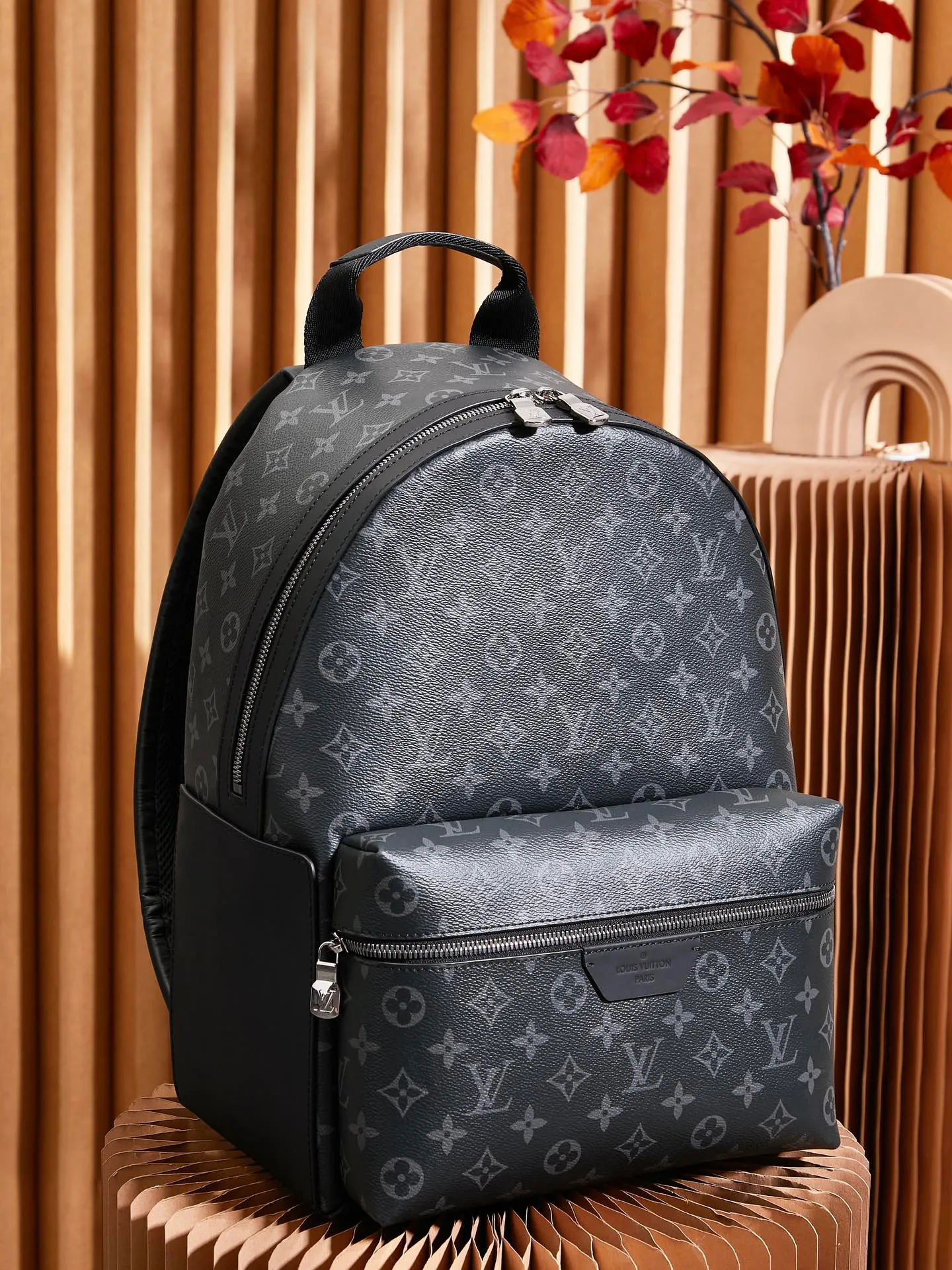 P¥960👉nfc163C01 dynamic chip version👈[Top quality inspection-free pure steel hardware] This Discovery backpack is made of Monogram Eclipse canvas and continues its flexible functionality in a more compact configuration. Exterior pockets, zippered front pockets, and open side pockets provide easy access, while interior pockets keep things organized. Monogram Eclipse coated canvas, cow leather trim, fabric lining, metal hardware, two zipper closure, adjustable shoulder strap, open side pockets, zippered front pocket, inner patch pocket, single handle! ! Model: M22558; Size: 29x38x20CM