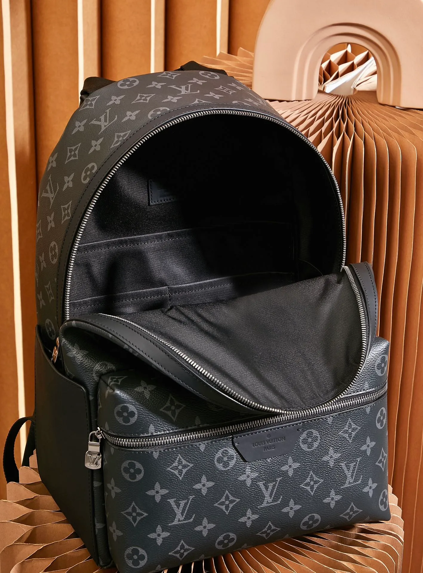 P¥960👉nfc163C01 dynamic chip version👈[Top quality inspection-free pure steel hardware] This Discovery backpack is made of Monogram Eclipse canvas and continues its flexible functionality in a more compact configuration. Exterior pockets, zippered front pockets, and open side pockets provide easy access, while interior pockets keep things organized. Monogram Eclipse coated canvas, cow leather trim, fabric lining, metal hardware, two zipper closure, adjustable shoulder strap, open side pockets, zippered front pocket, inner patch pocket, single handle! ! Model: M22558; Size: 29x38x20CM